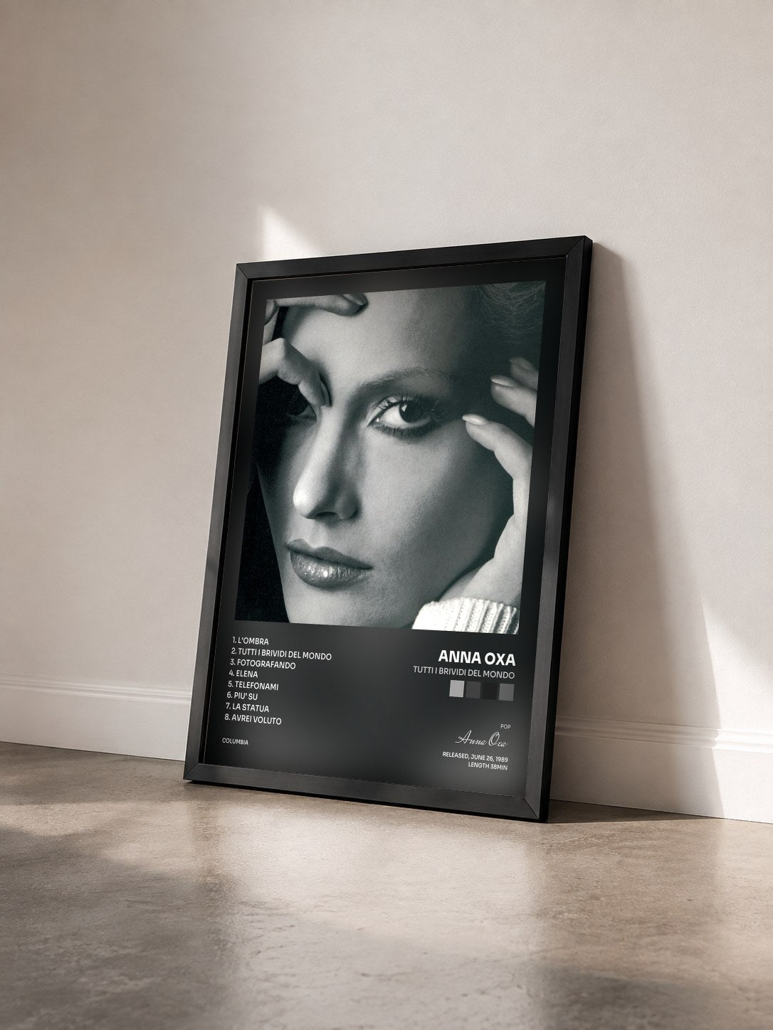 #noir Tableau de l'album Tutti i brividi del mondo de Anna Oxa vu de trois quarts, cadre noir