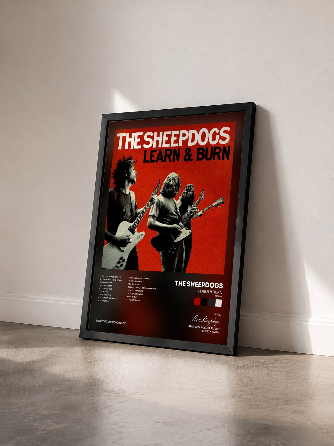#noir Tableau de l'album Learn & Burn (Deluxe) de The Sheepdogs vu de trois quarts, cadre noir