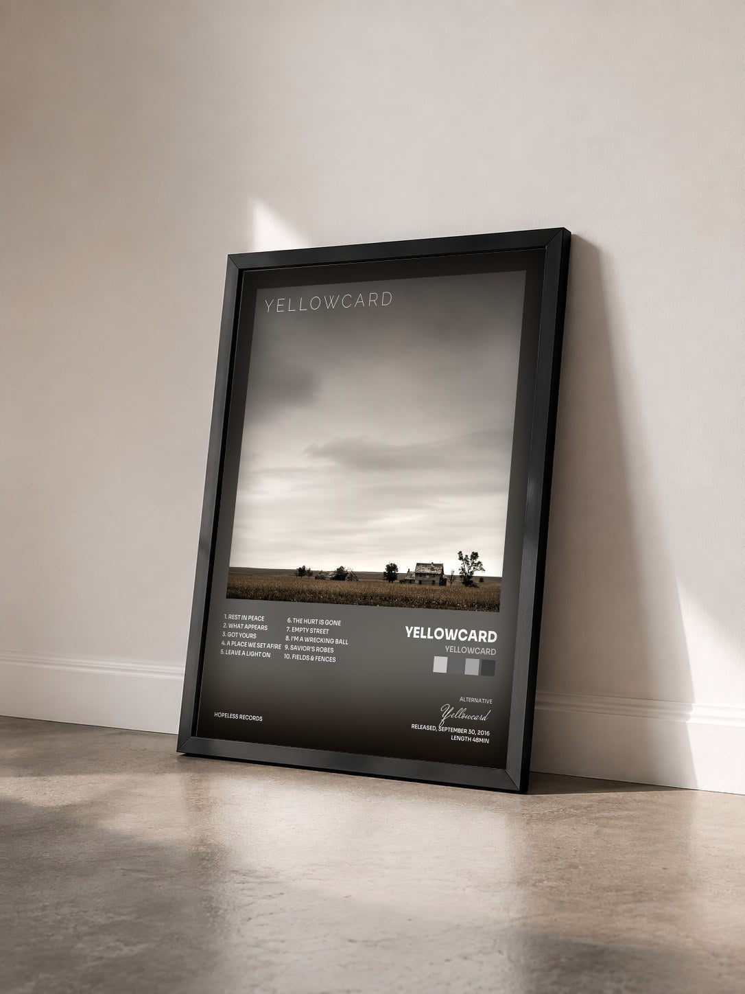 #noir Tableau de l'album Yellowcard de Yellowcard vu de trois quarts, cadre noir