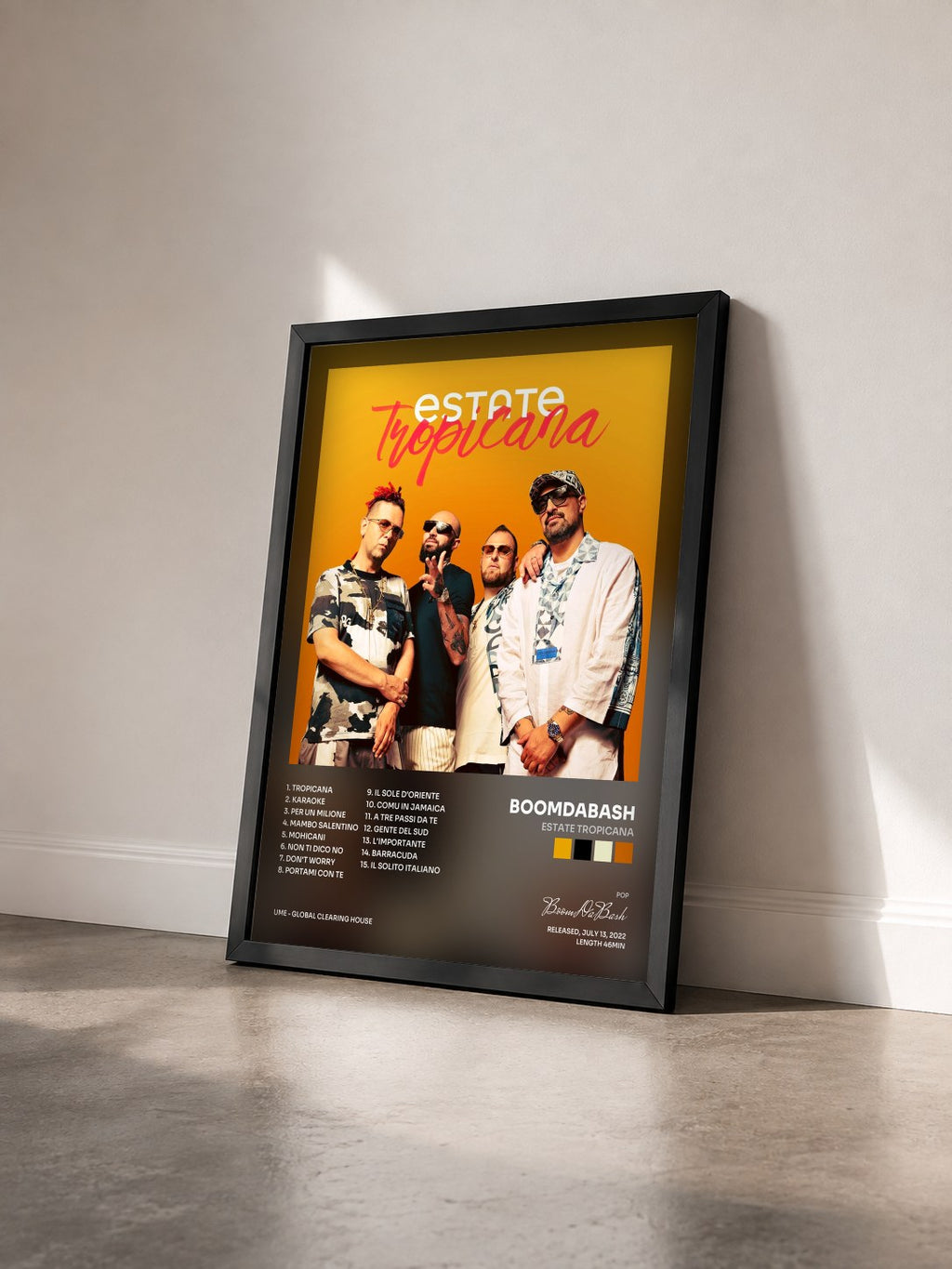 #noir Tableau de l'album Estate Tropicana de BoomDaBash vu de trois quarts, cadre noir