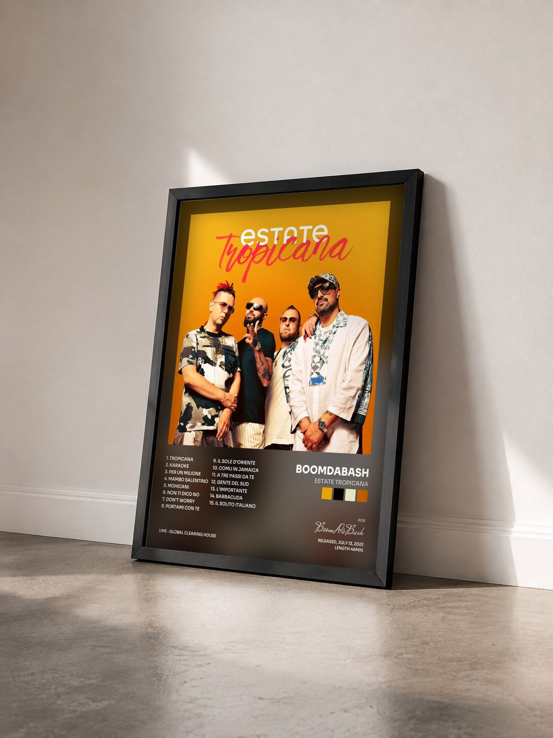 #noir Tableau de l'album Estate Tropicana de BoomDaBash vu de trois quarts, cadre noir