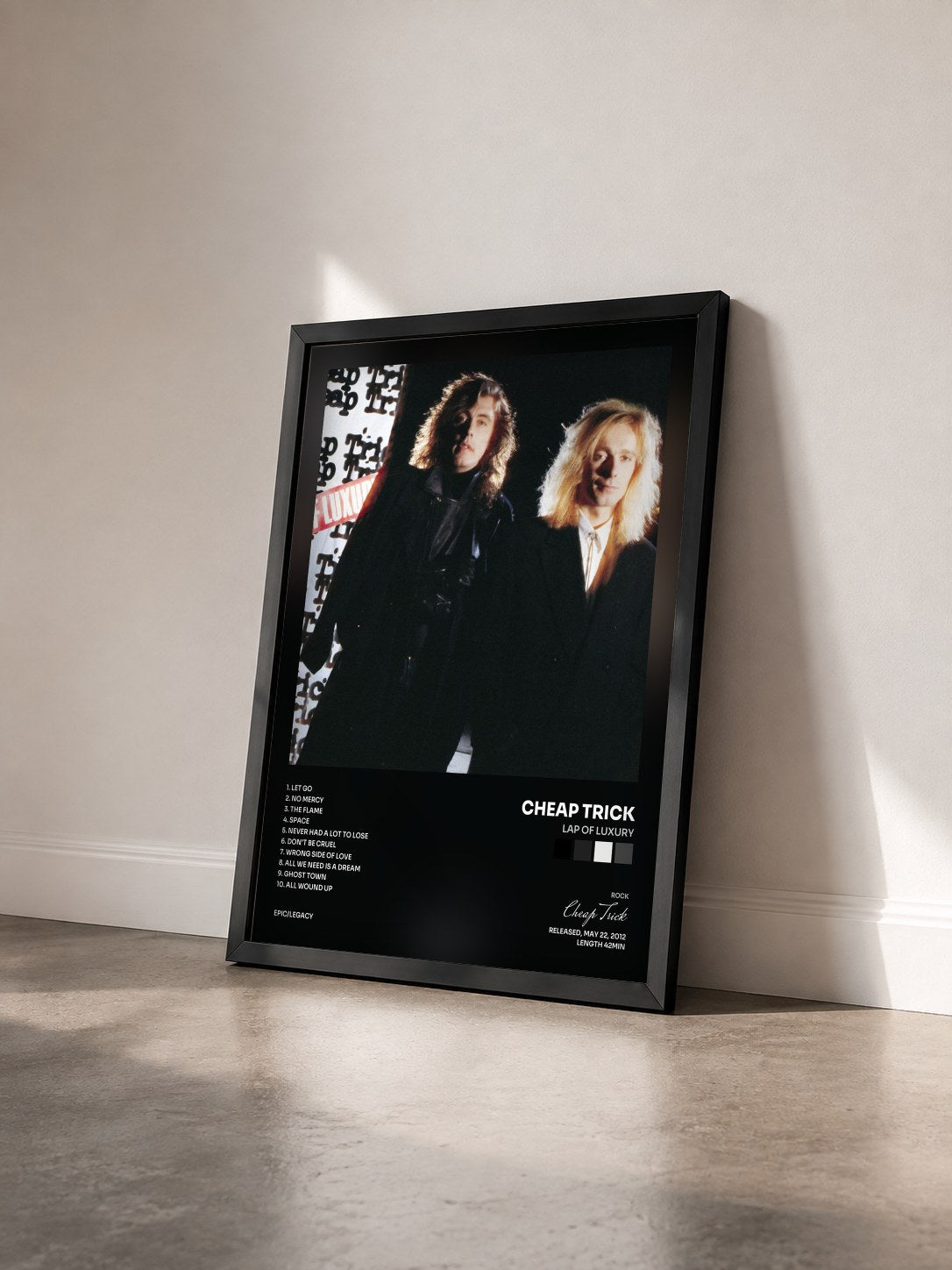 #noir Tableau de l'album Lap Of Luxury de Cheap Trick vu de trois quarts, cadre noir