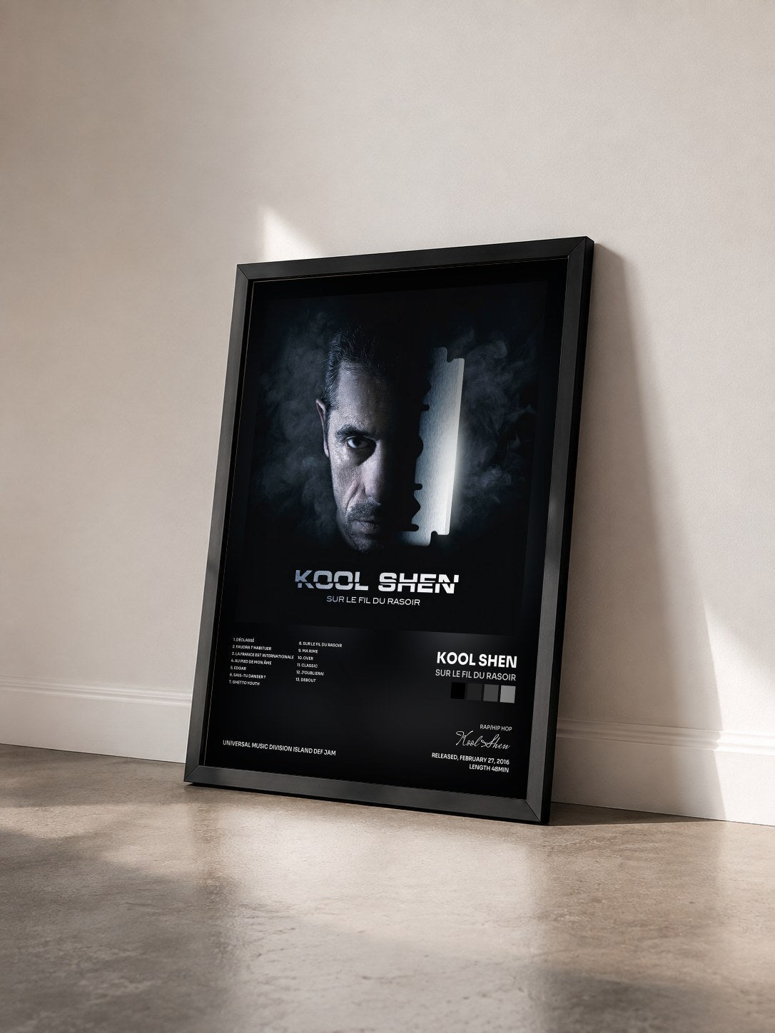 #noir Tableau de l'album Sur le fil du rasoir de Kool Shen vu de trois quarts, cadre noir