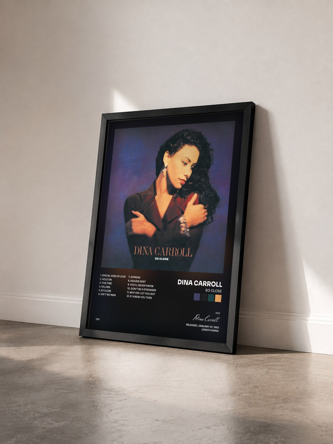 #noir Tableau de l'album So Close de Dina Carroll vu de trois quarts, cadre noir
