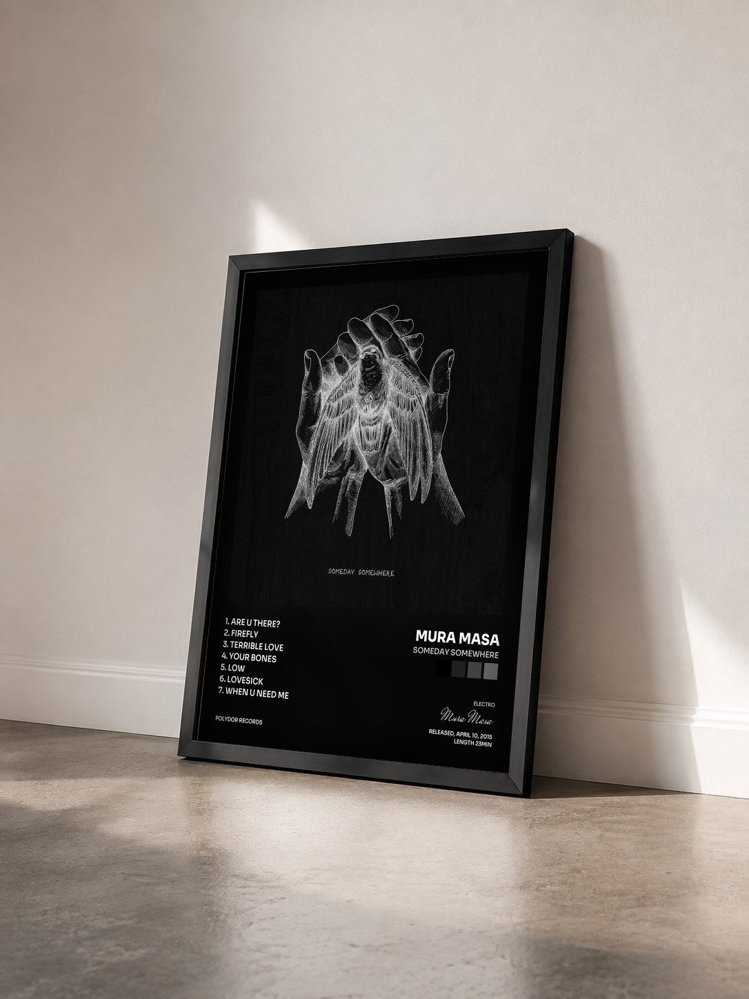#noir Tableau de l'album Someday Somewhere de Mura Masa vu de trois quarts, cadre noir