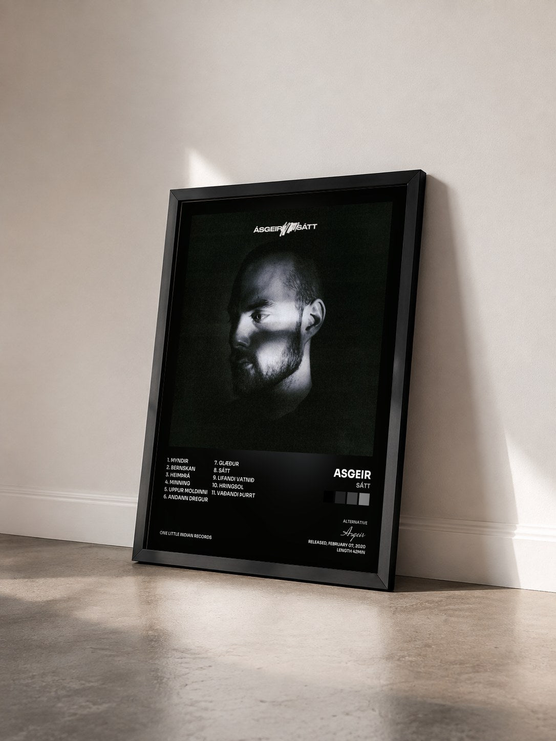 #noir Tableau de l'album Sátt de Asgeir vu de trois quarts, cadre noir