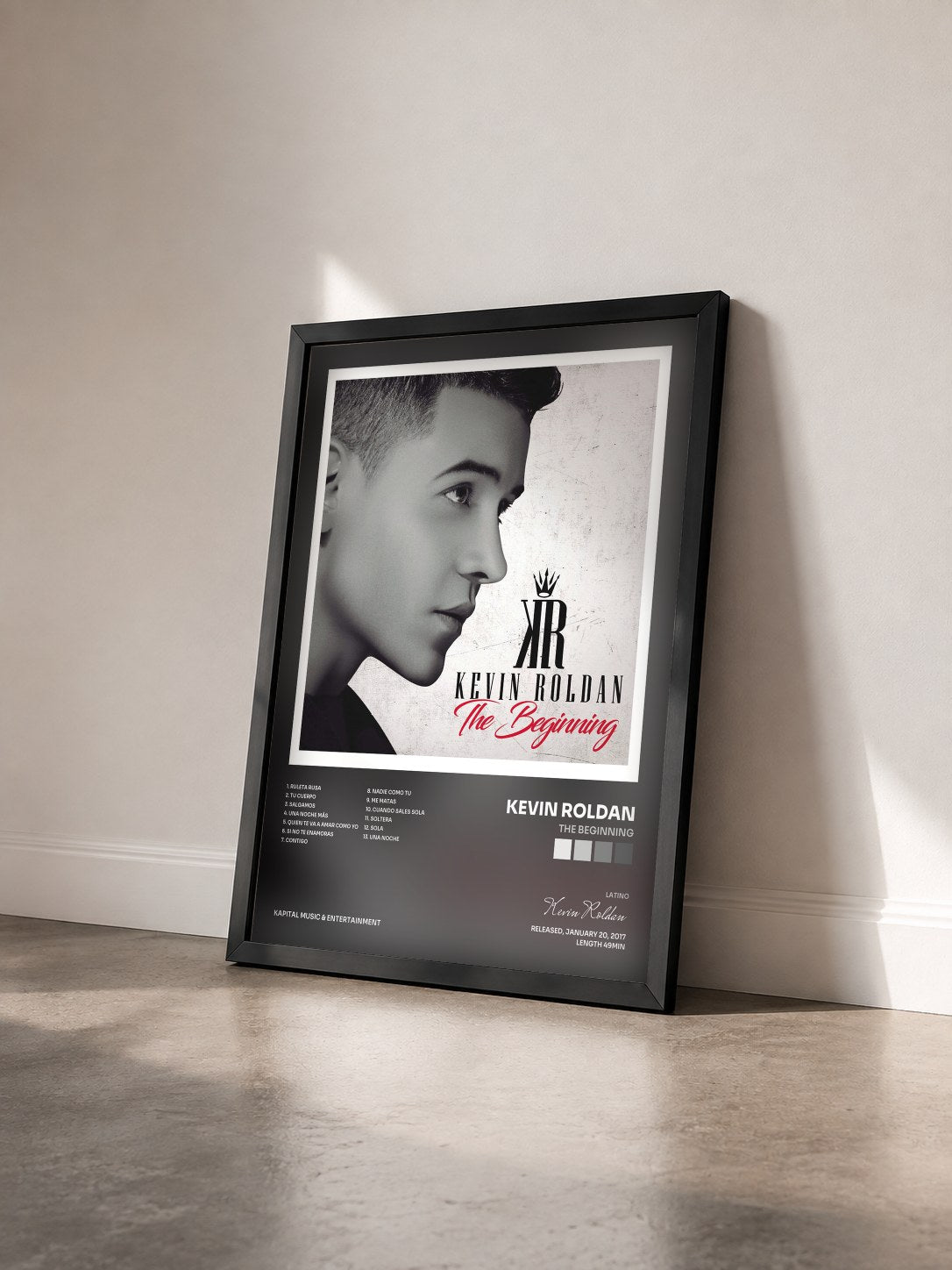 #noir Tableau de l'album The Beginning de Kevin Roldan vu de trois quarts, cadre noir
