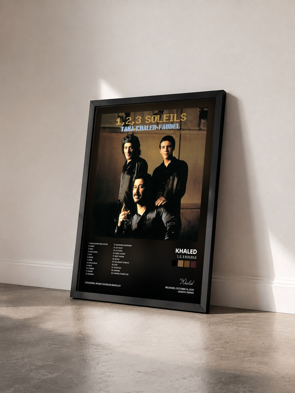 #noir Tableau de l'album 1, 2, 3 Soleils de Khaled vu de trois quarts, cadre noir