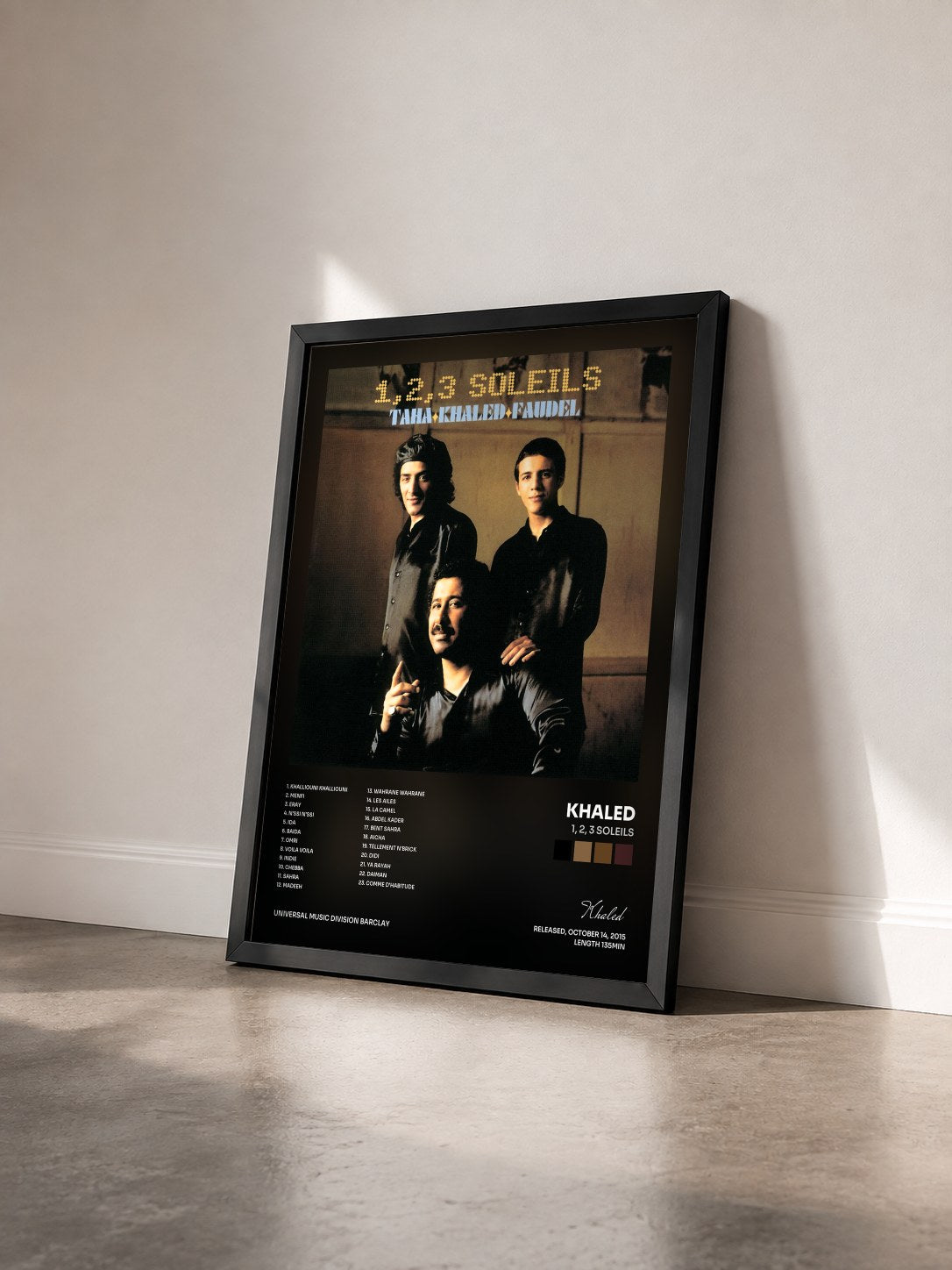 #noir Tableau de l'album 1, 2, 3 Soleils de Khaled vu de trois quarts, cadre noir
