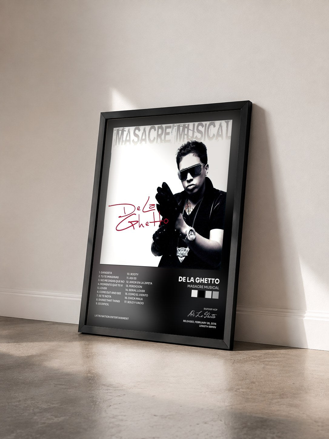 #noir Tableau de l'album Masacre Musical de De La Ghetto vu de trois quarts, cadre noir