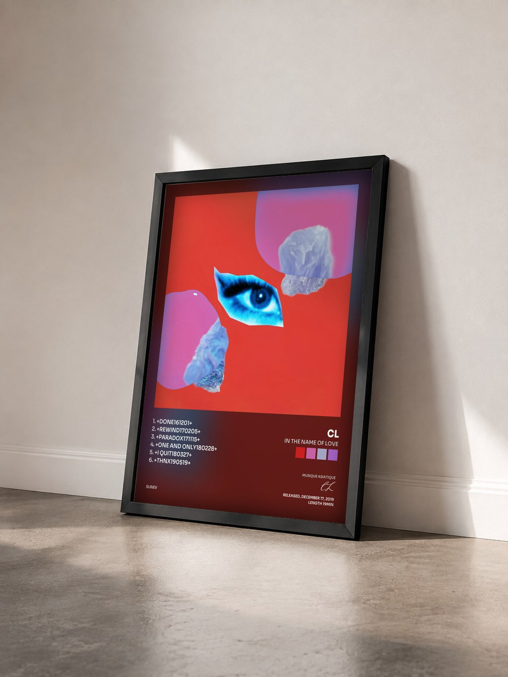 #noir Tableau de l'album In The Name Of Love de CL vu de trois quarts, cadre noir