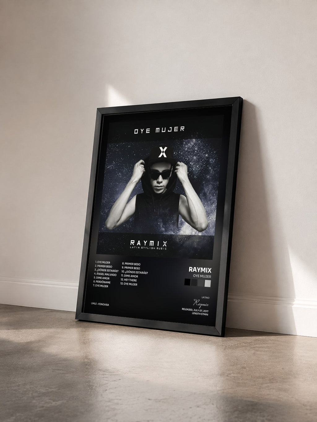 #noir Tableau de l'album Oye Mujer de Raymix vu de trois quarts, cadre noir