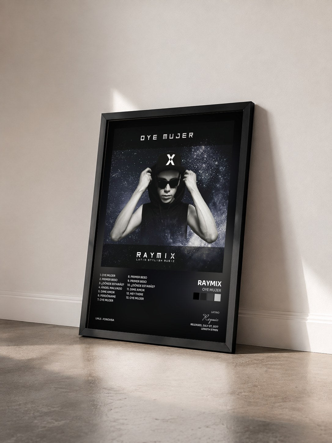 #noir Tableau de l'album Oye Mujer de Raymix vu de trois quarts, cadre noir