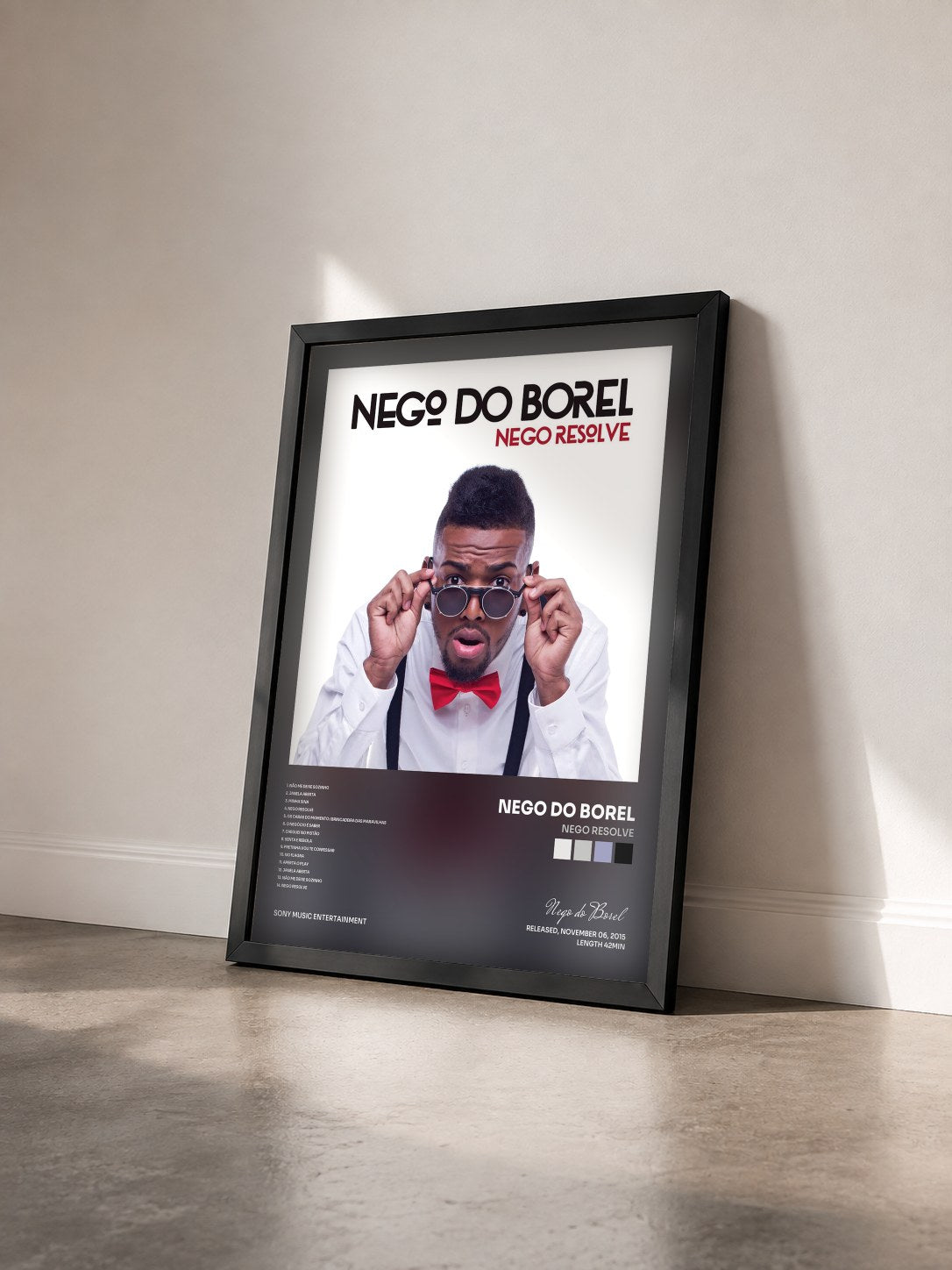 #noir Tableau de l'album Nego Resolve de Nego do Borel vu de trois quarts, cadre noir
