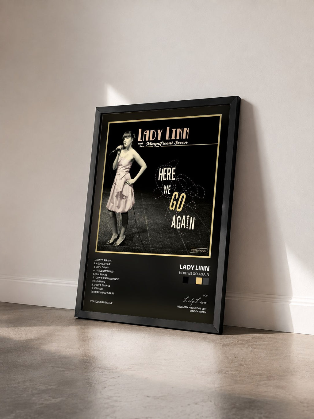 #noir Tableau de l'album Here We Go Again de Lady Linn vu de trois quarts, cadre noir