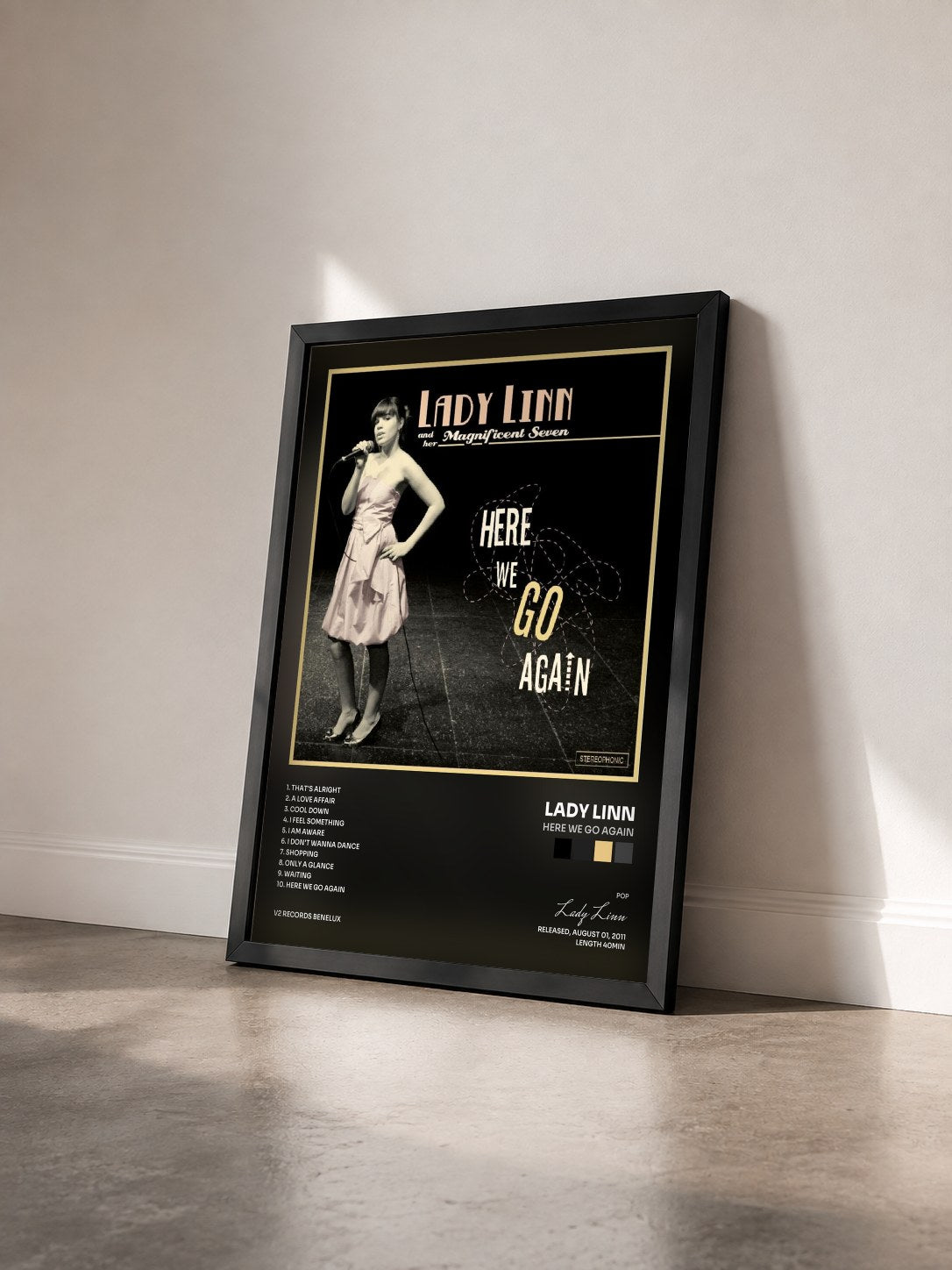 #noir Tableau de l'album Here We Go Again de Lady Linn vu de trois quarts, cadre noir