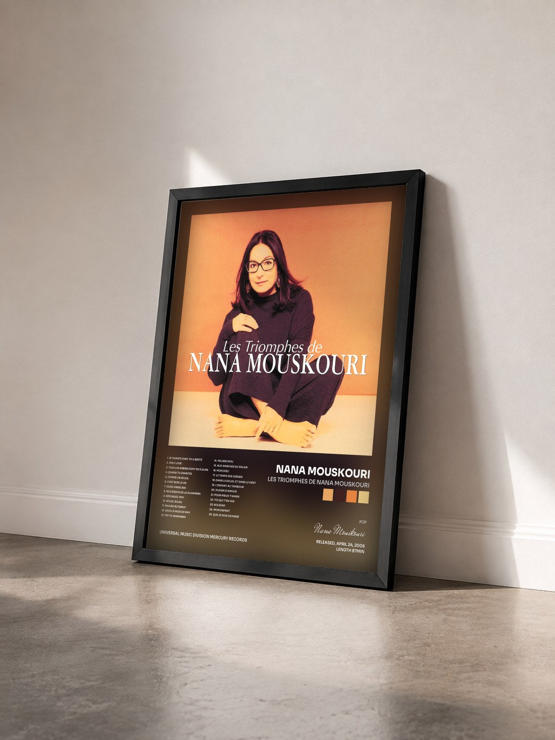 #noir Tableau de l'album Les triomphes de Nana Mouskouri de Nana Mouskouri vu de trois quarts, cadre noir
