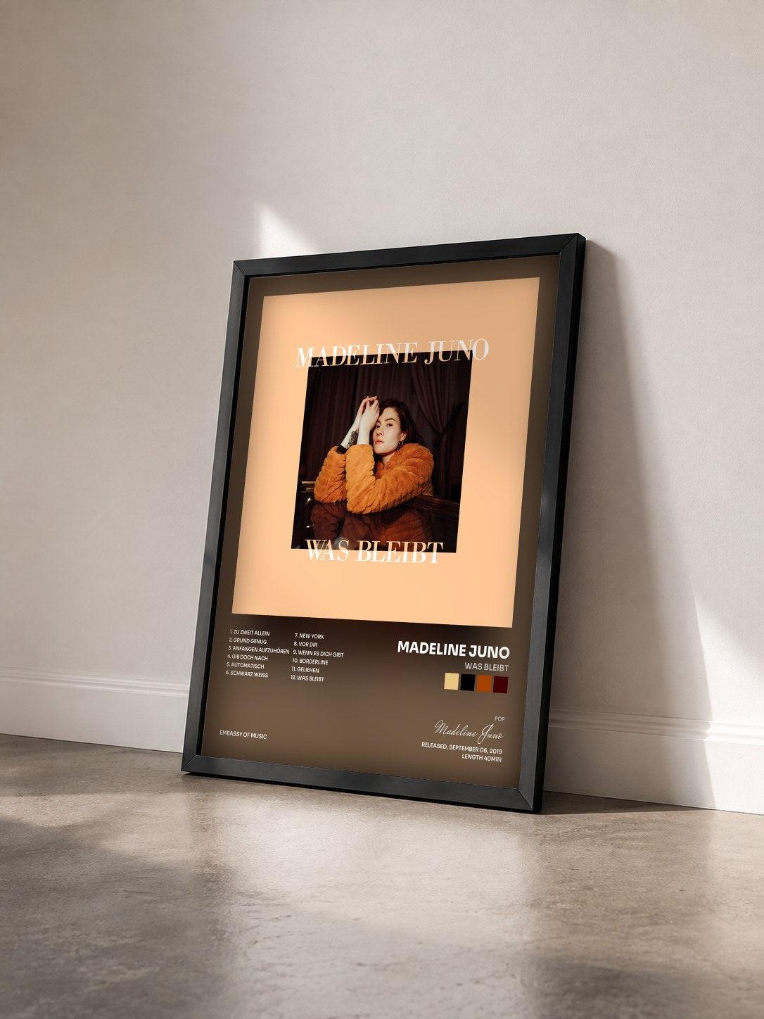 #noir Tableau de l'album Was bleibt de Madeline Juno vu de trois quarts, cadre noir