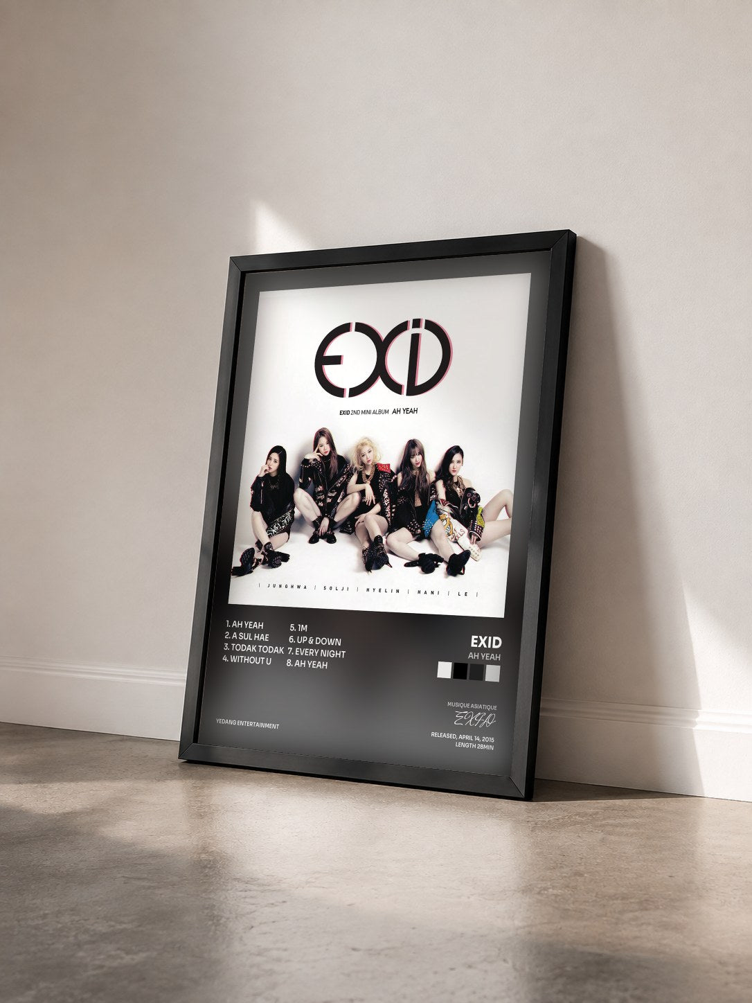 #noir Tableau de l'album AH YEAH de EXID vu de trois quarts, cadre noir