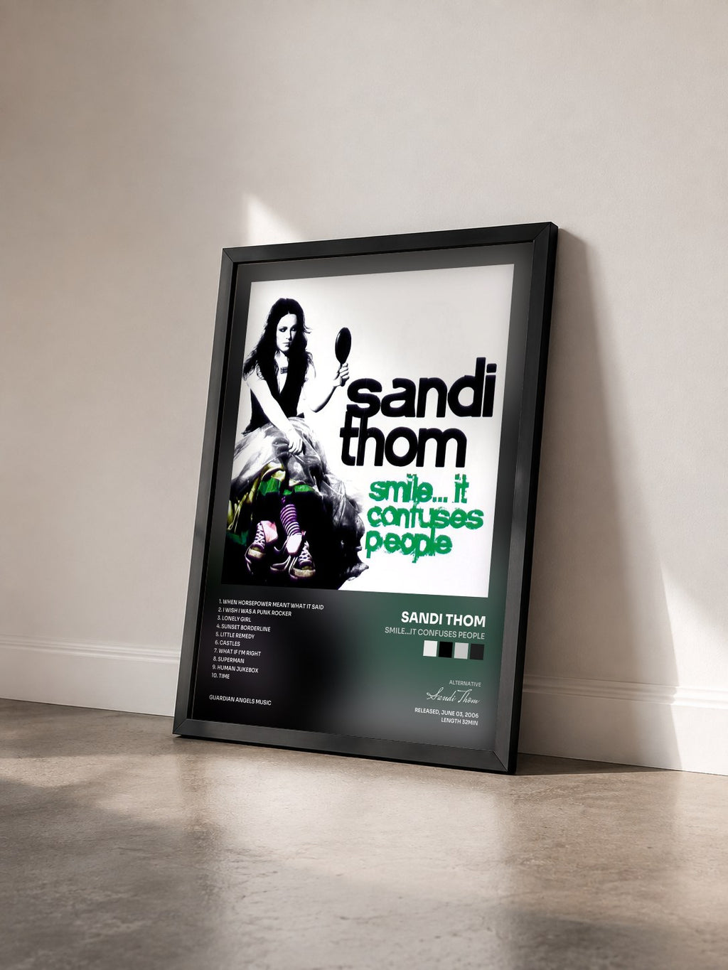 #noir Tableau de l'album Smile...It Confuses People de Sandi Thom vu de trois quarts, cadre noir