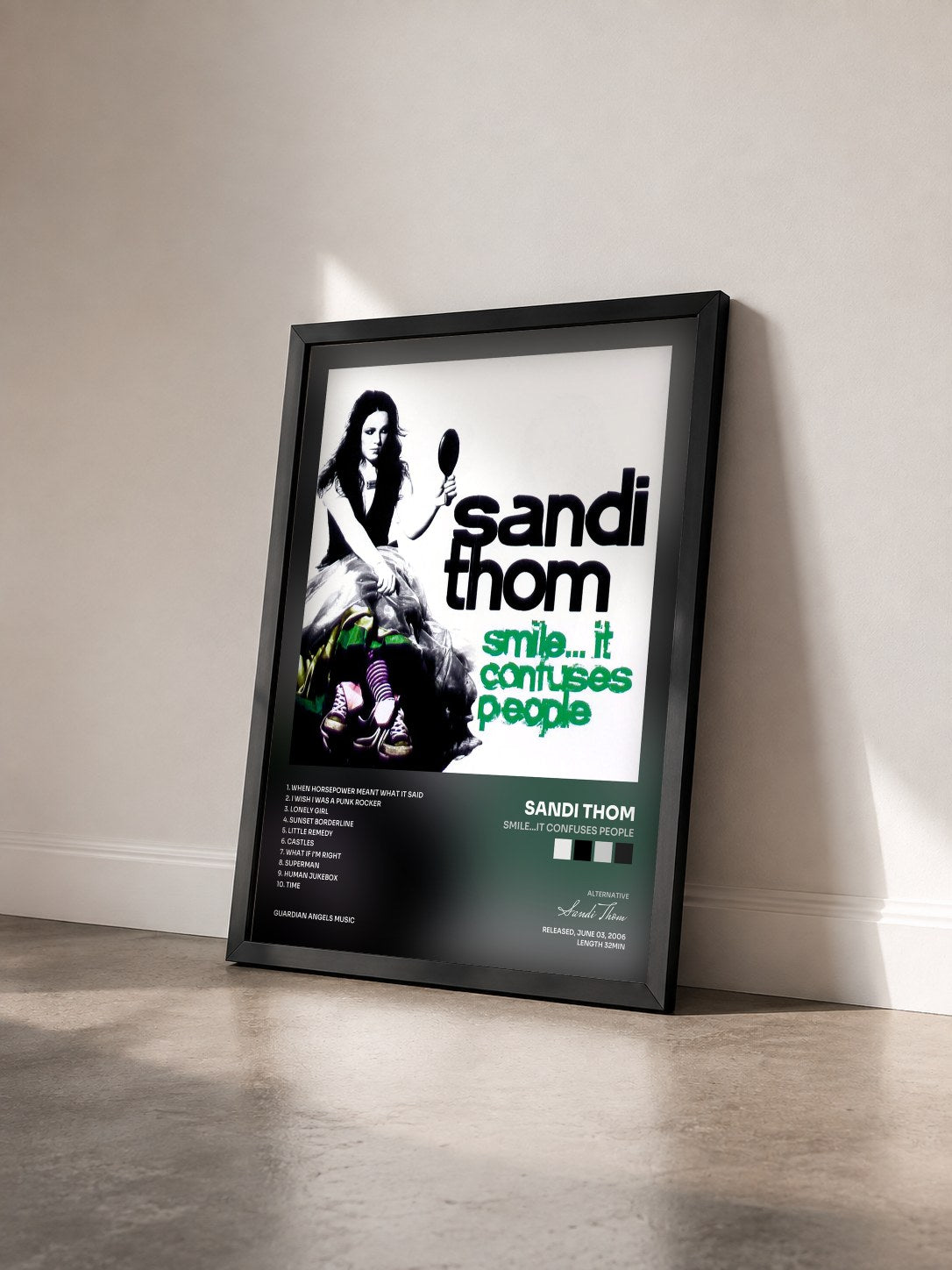 #noir Tableau de l'album Smile...It Confuses People de Sandi Thom vu de trois quarts, cadre noir