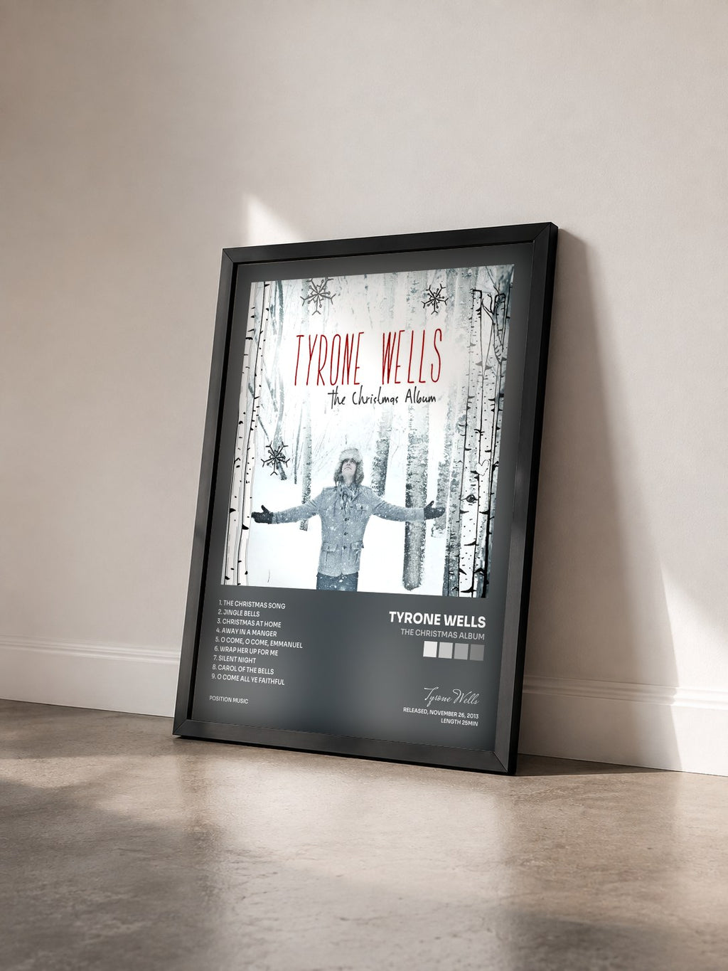 #noir Tableau de l'album The Christmas Album de Tyrone Wells vu de trois quarts, cadre noir