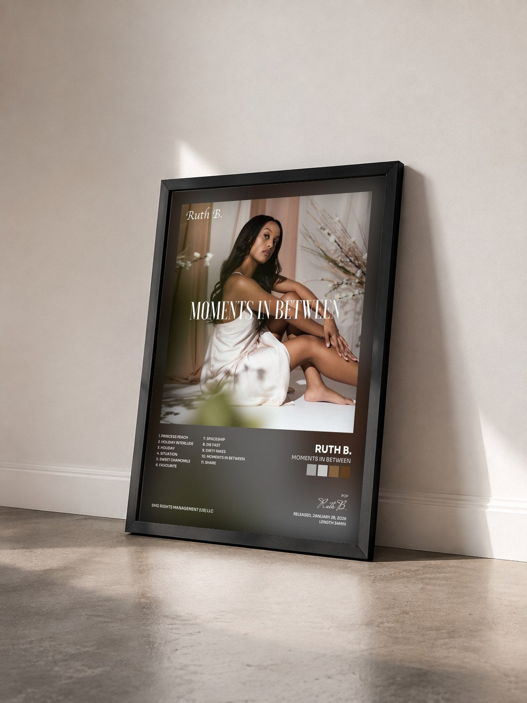 #noir Tableau de l'album Moments in Between de Ruth B. vu de trois quarts, cadre noir
