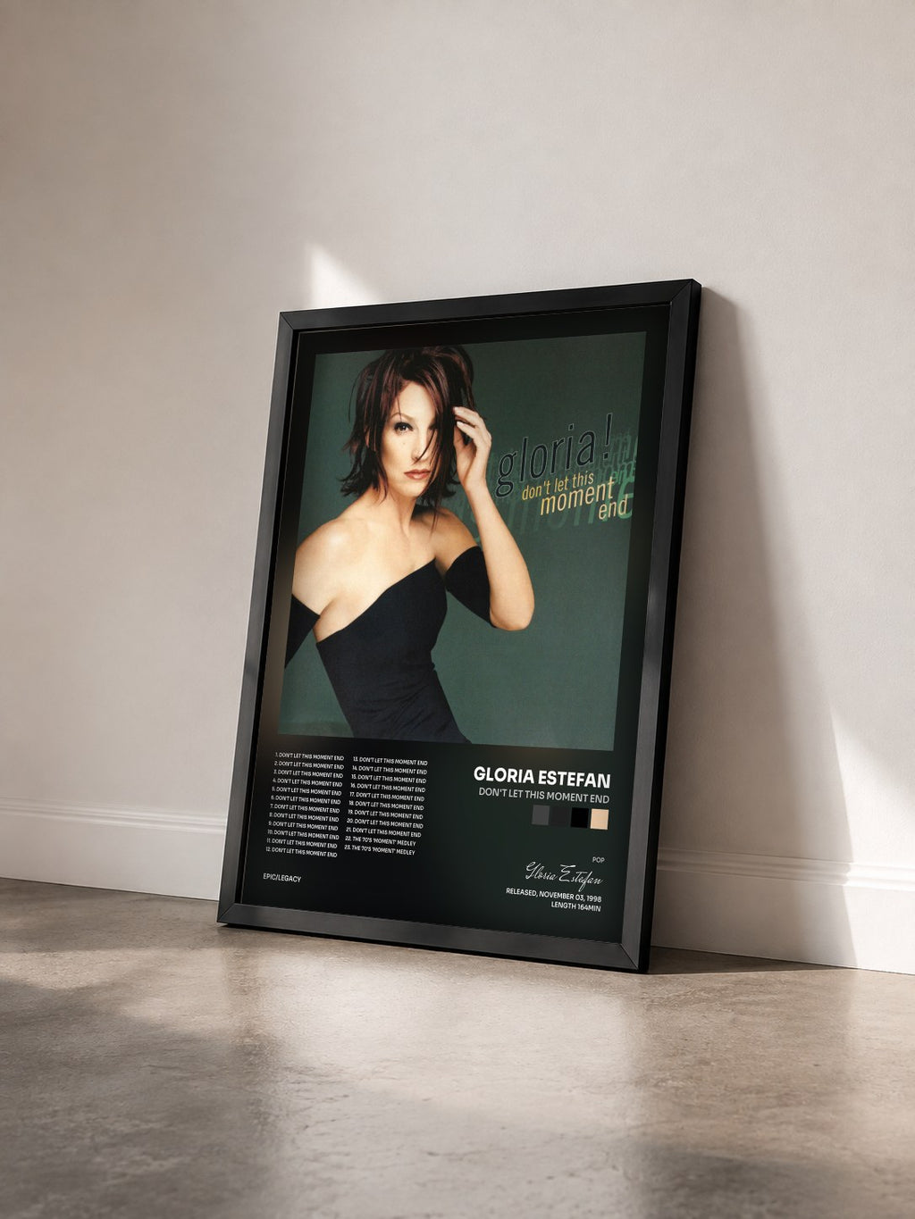 #noir Tableau de l'album Don't Let This Moment End de Gloria Estefan vu de trois quarts, cadre noir