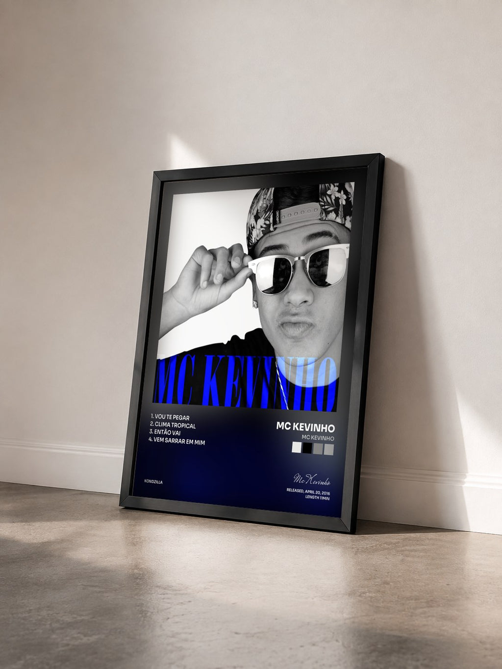 #noir Tableau de l'album Mc Kevinho de Mc Kevinho vu de trois quarts, cadre noir