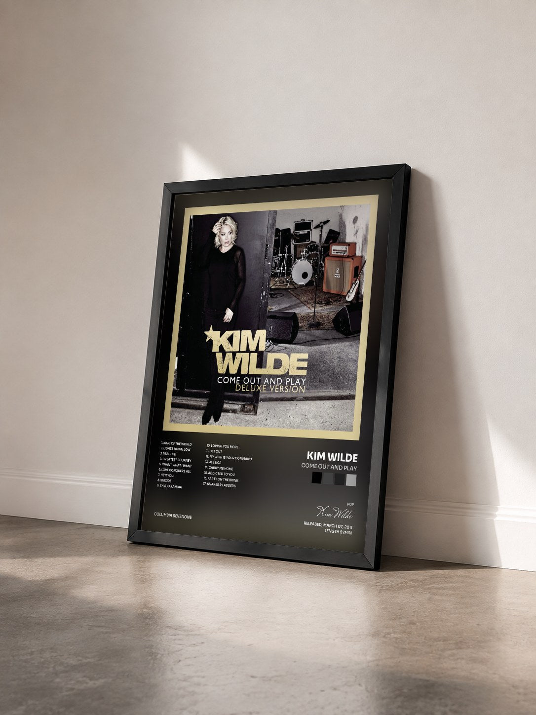 #noir Tableau de l'album Come Out And Play de Kim Wilde vu de trois quarts, cadre noir