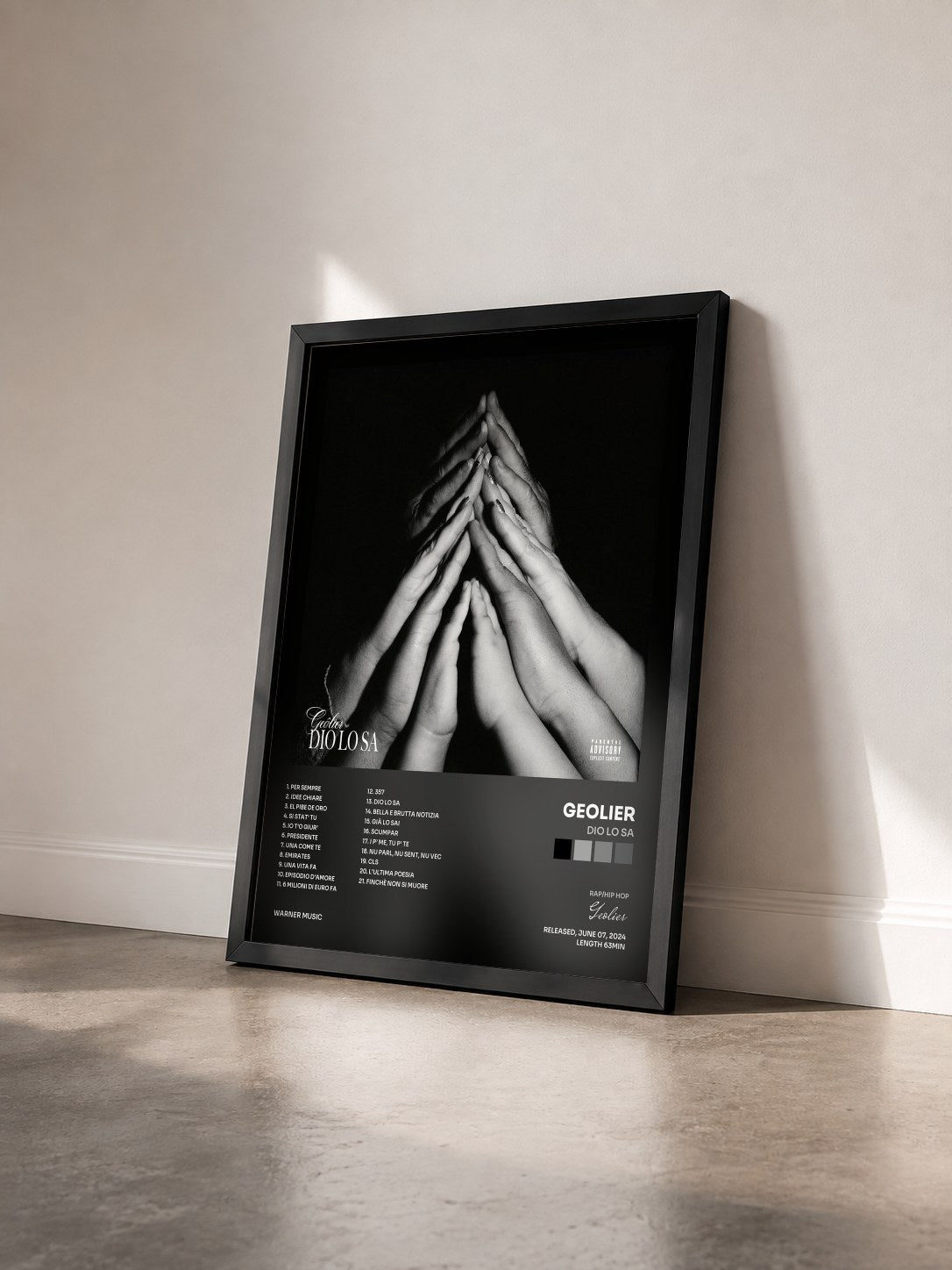 #noir Tableau de l'album DIO LO SA de Geolier vu de trois quarts, cadre noir