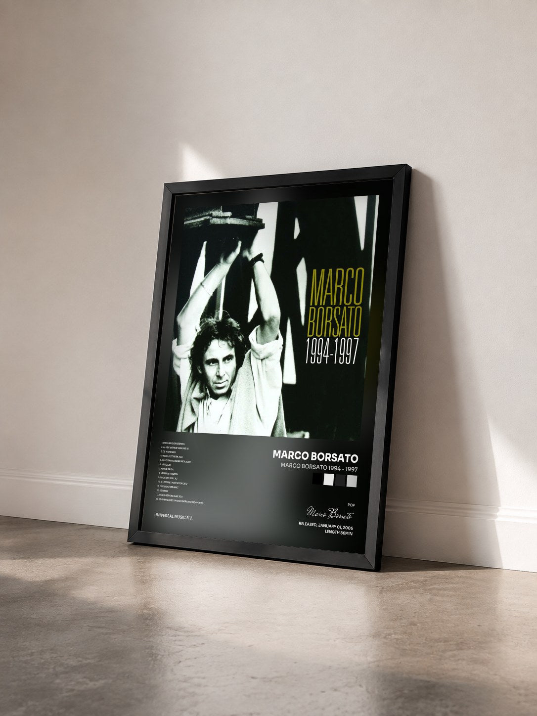 #noir Tableau de l'album Marco Borsato 1994 - 1997 de Marco Borsato vu de trois quarts, cadre noir