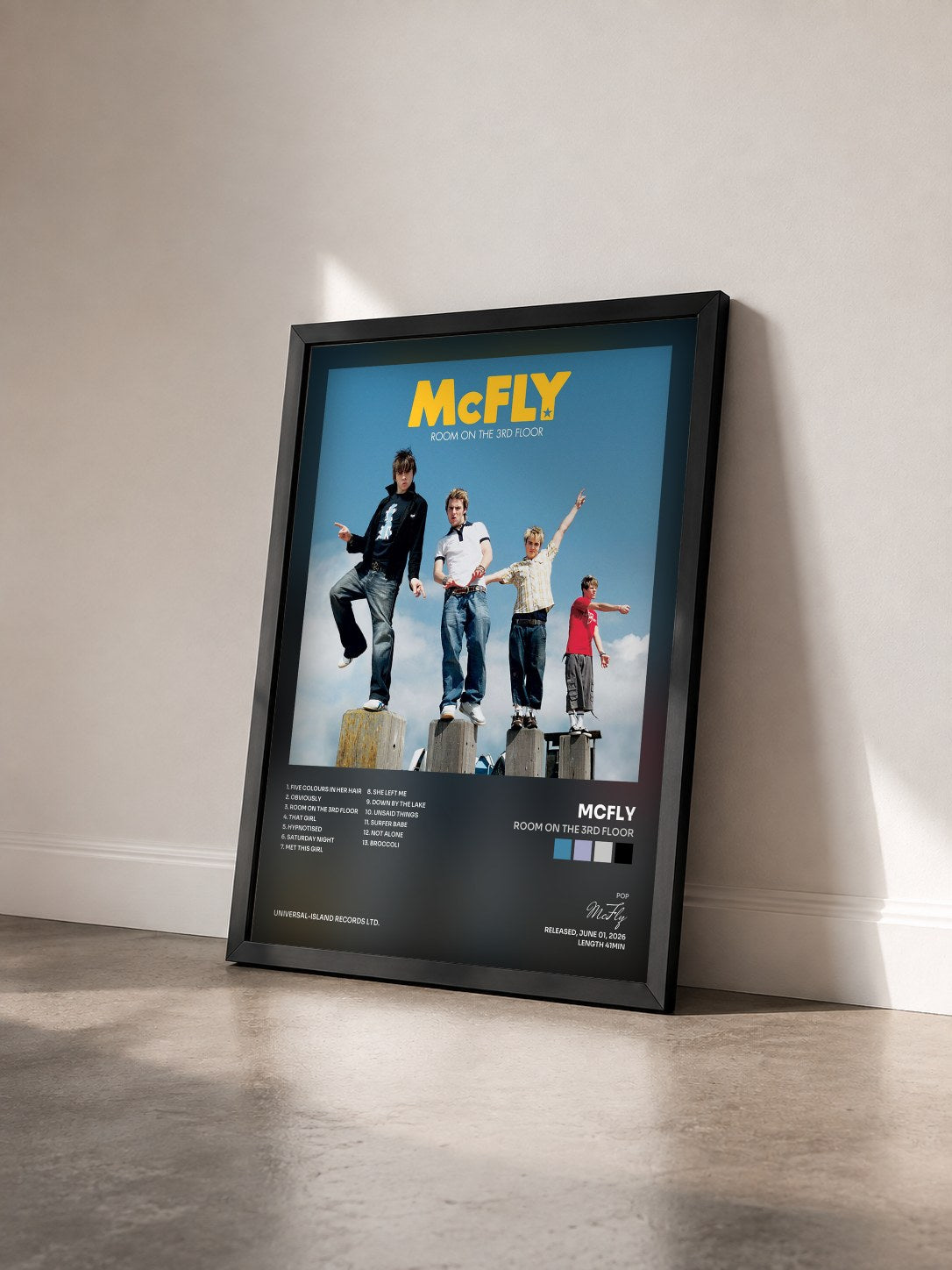#noir Tableau de l'album Room On The 3rd Floor de McFly vu de trois quarts, cadre noir