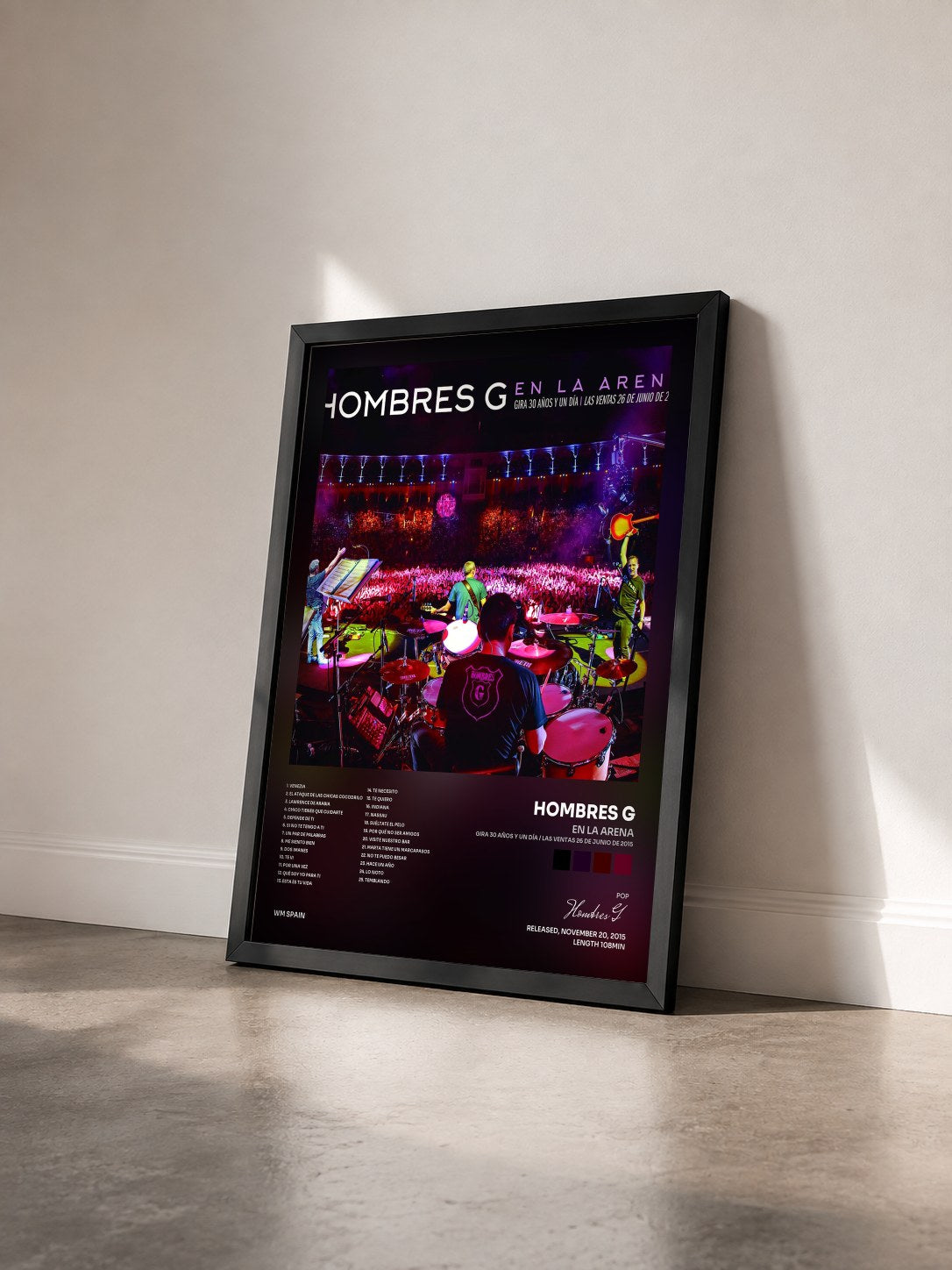 #noir Tableau de l'album En la arena (Gira 30 años y un día / Las Ventas 26 de junio de 2015) de Hombres G vu de trois quarts, cadre noir