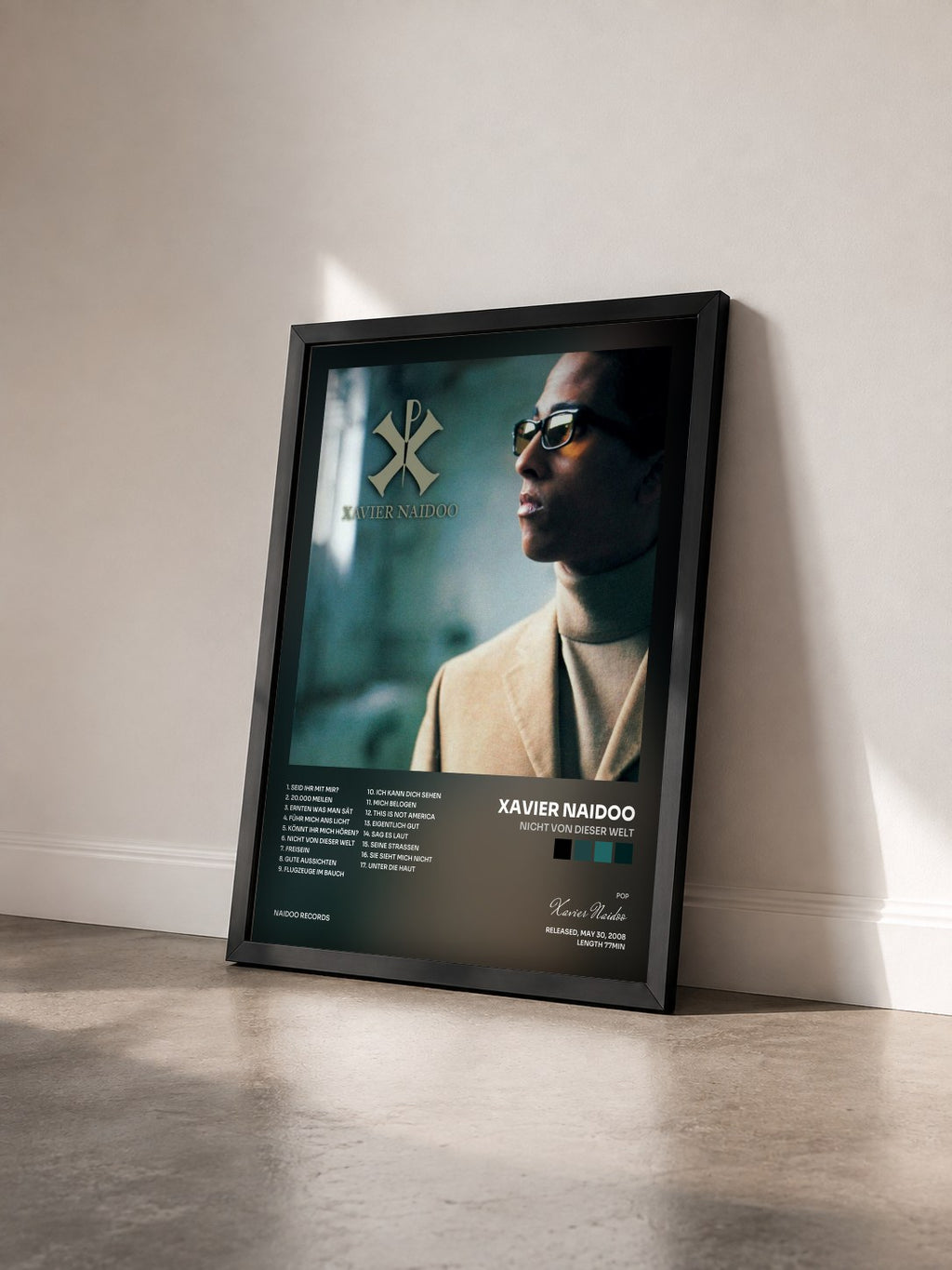 #noir Tableau de l'album Nicht von dieser Welt de Xavier Naidoo vu de trois quarts, cadre noir