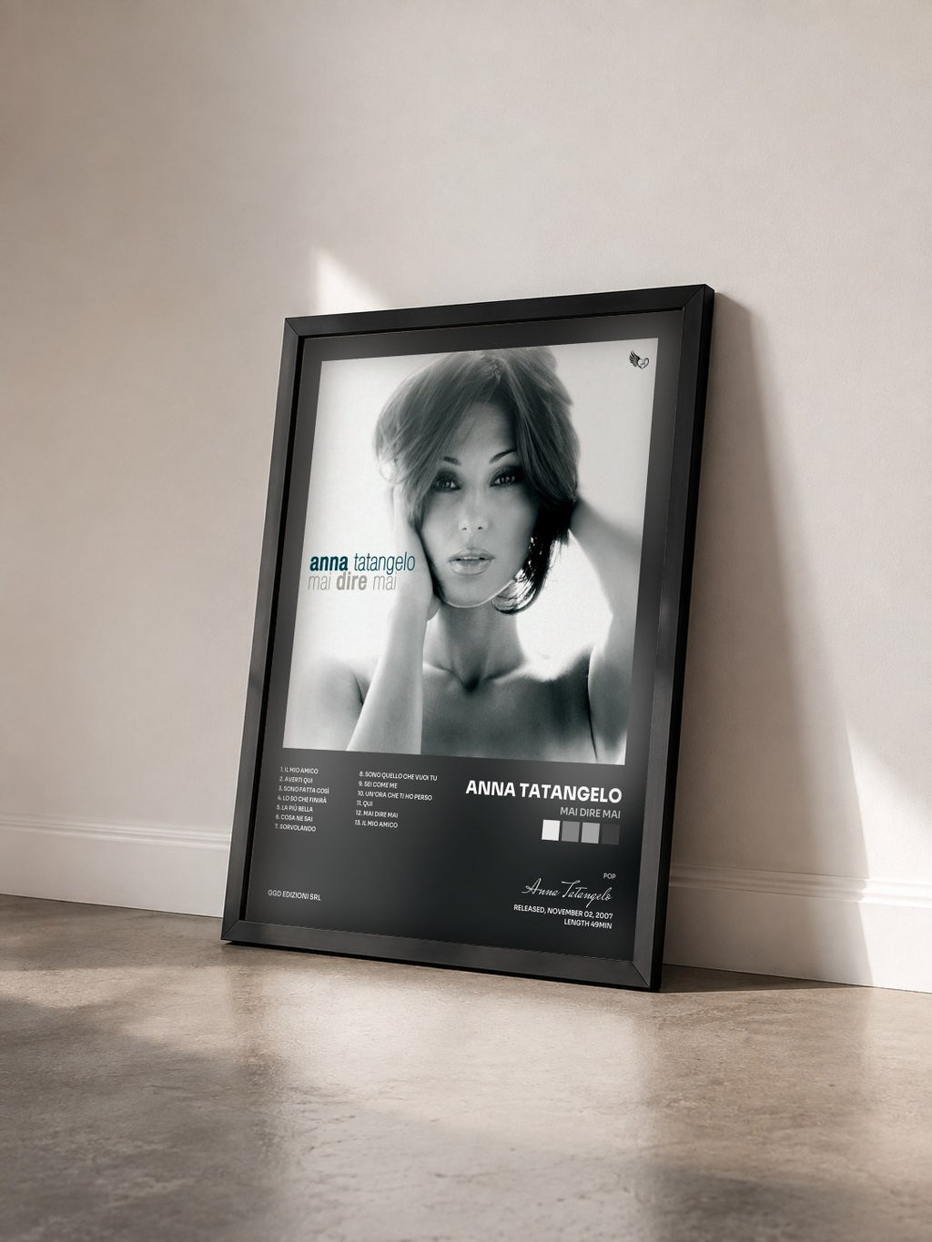 #noir Tableau de l'album Mai dire mai de Anna Tatangelo vu de trois quarts, cadre noir