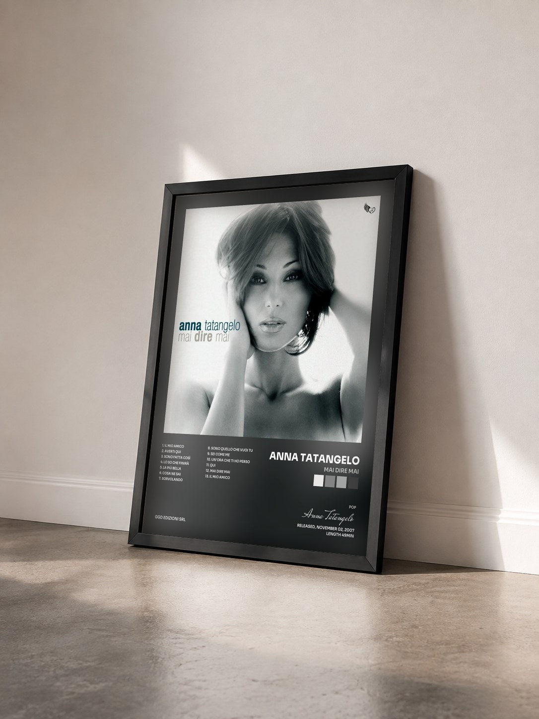 #noir Tableau de l'album Mai dire mai de Anna Tatangelo vu de trois quarts, cadre noir
