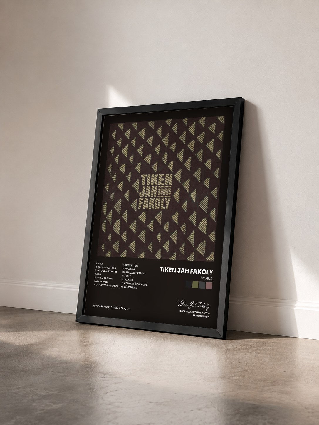 #noir Tableau de l'album Bonus de Tiken Jah Fakoly vu de trois quarts, cadre noir
