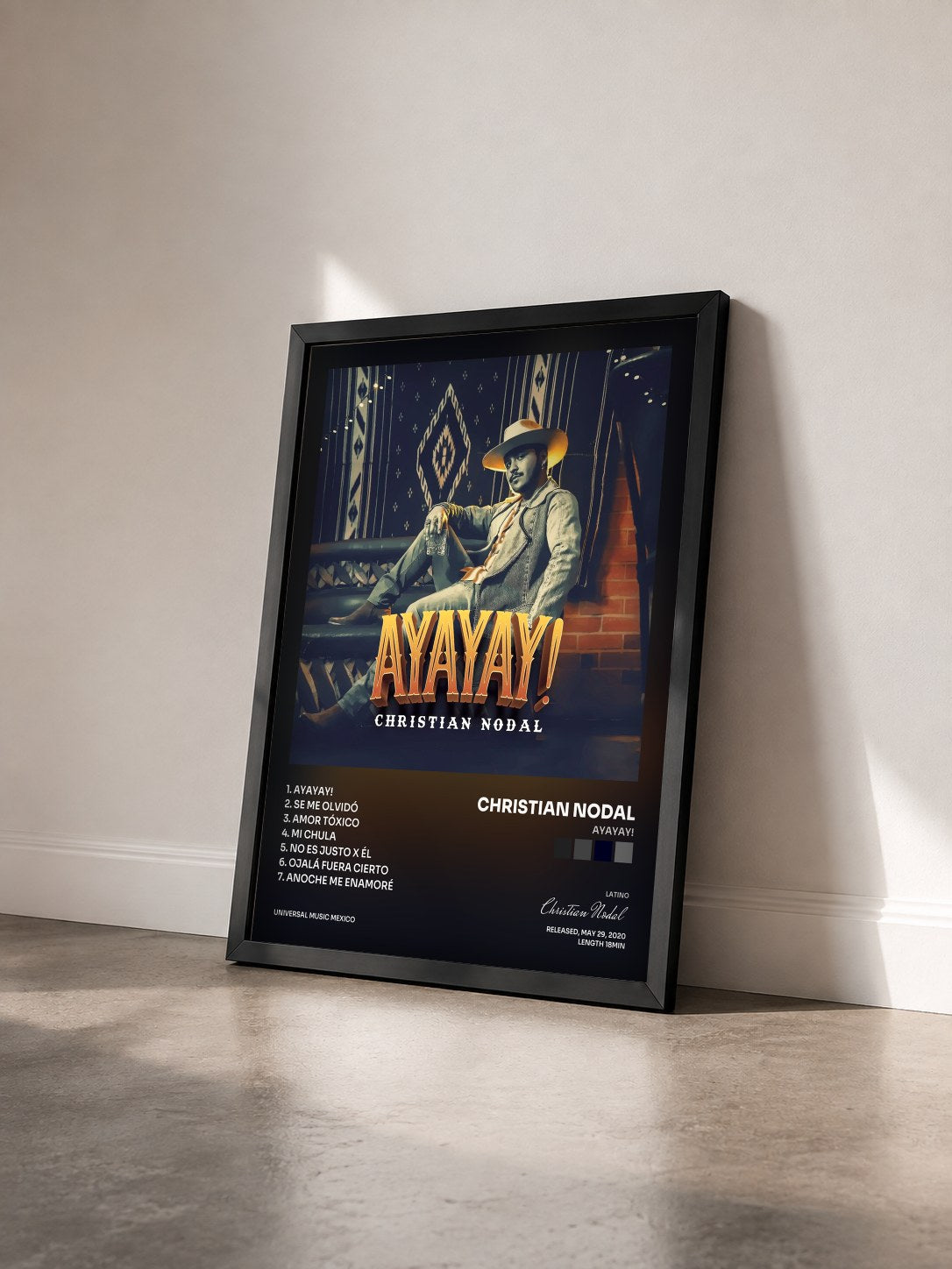 #noir Tableau de l'album AYAYAY! de Christian Nodal vu de trois quarts, cadre noir