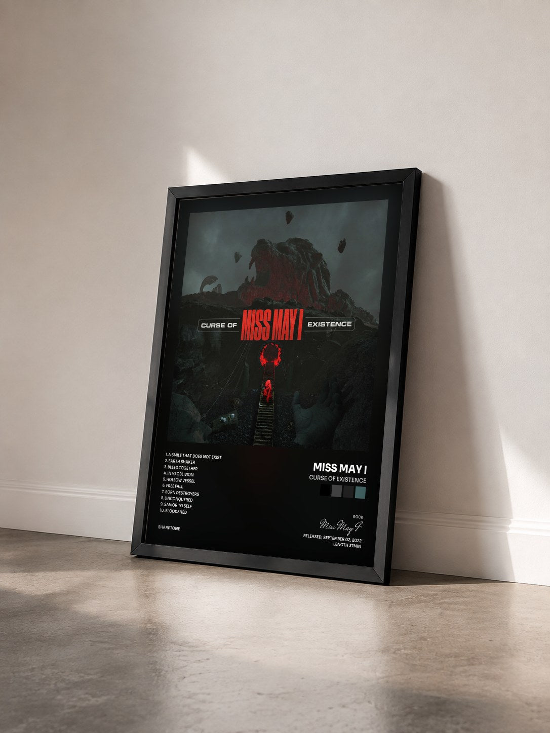 #noir Tableau de l'album Curse Of Existence de Miss May I vu de trois quarts, cadre noir
