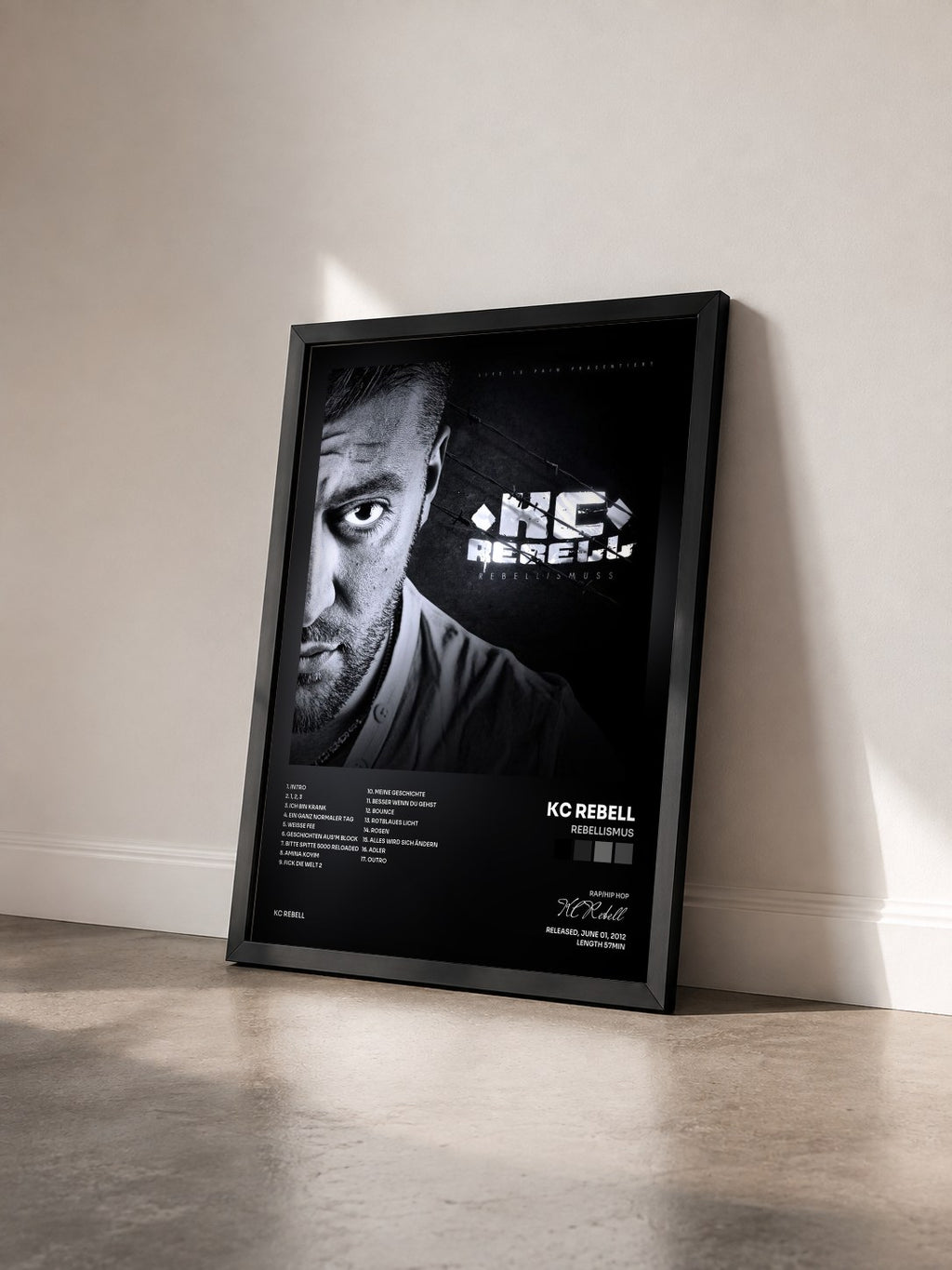 #noir Tableau de l'album Rebellismus de KC Rebell vu de trois quarts, cadre noir