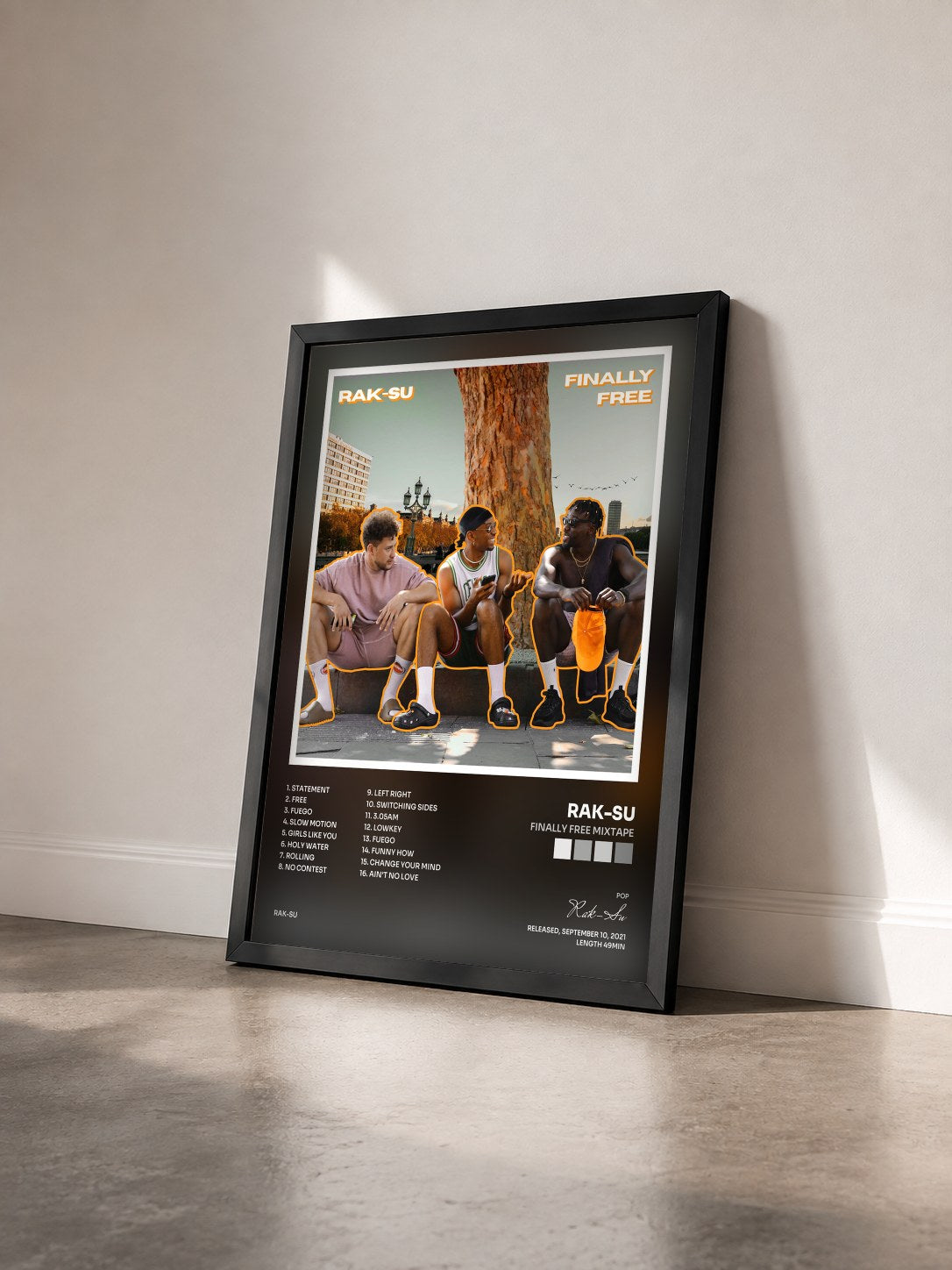 #noir Tableau de l'album Finally Free Mixtape de Rak-Su vu de trois quarts, cadre noir