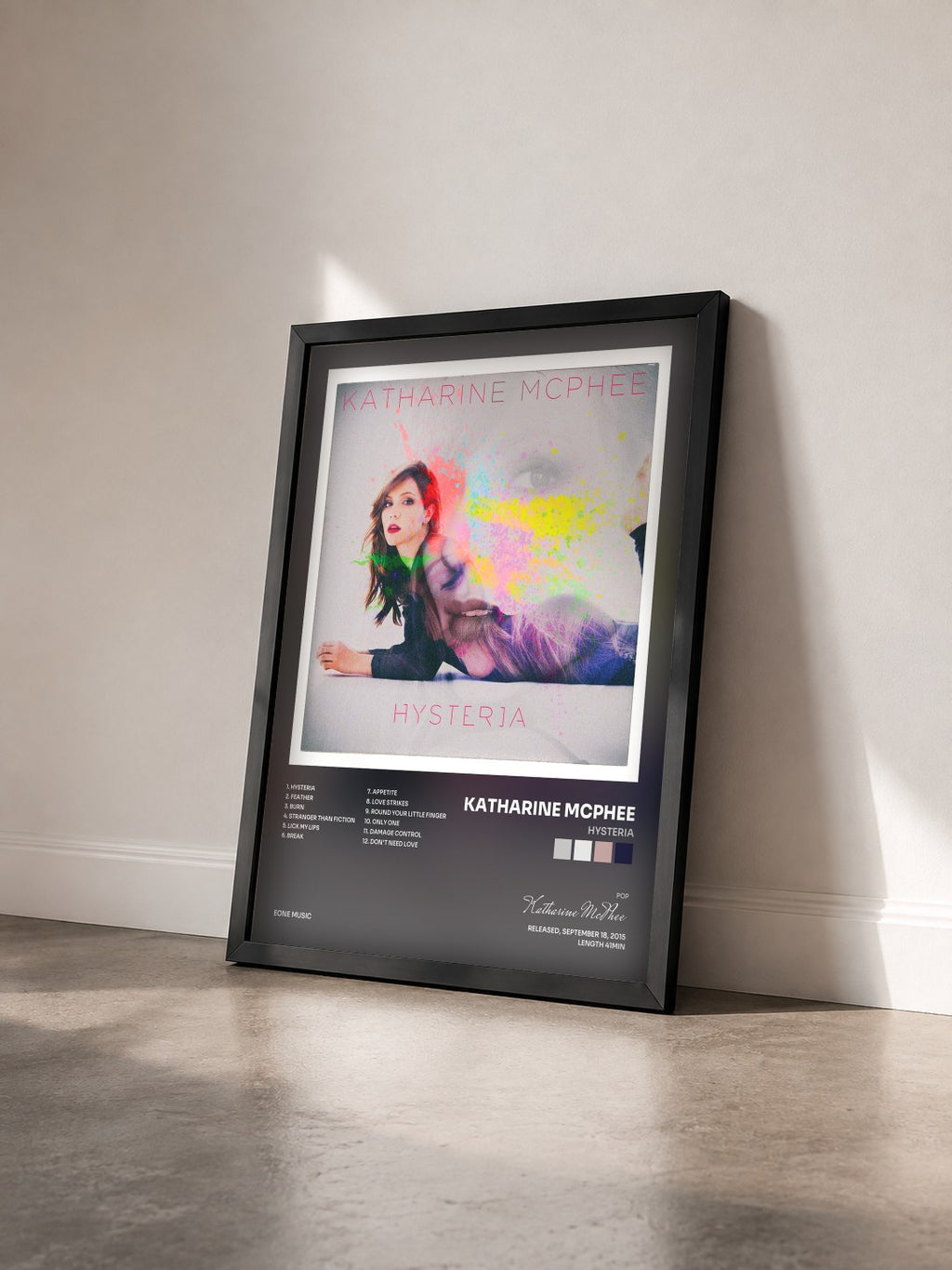 #noir Tableau de l'album Hysteria de Katharine McPhee vu de trois quarts, cadre noir