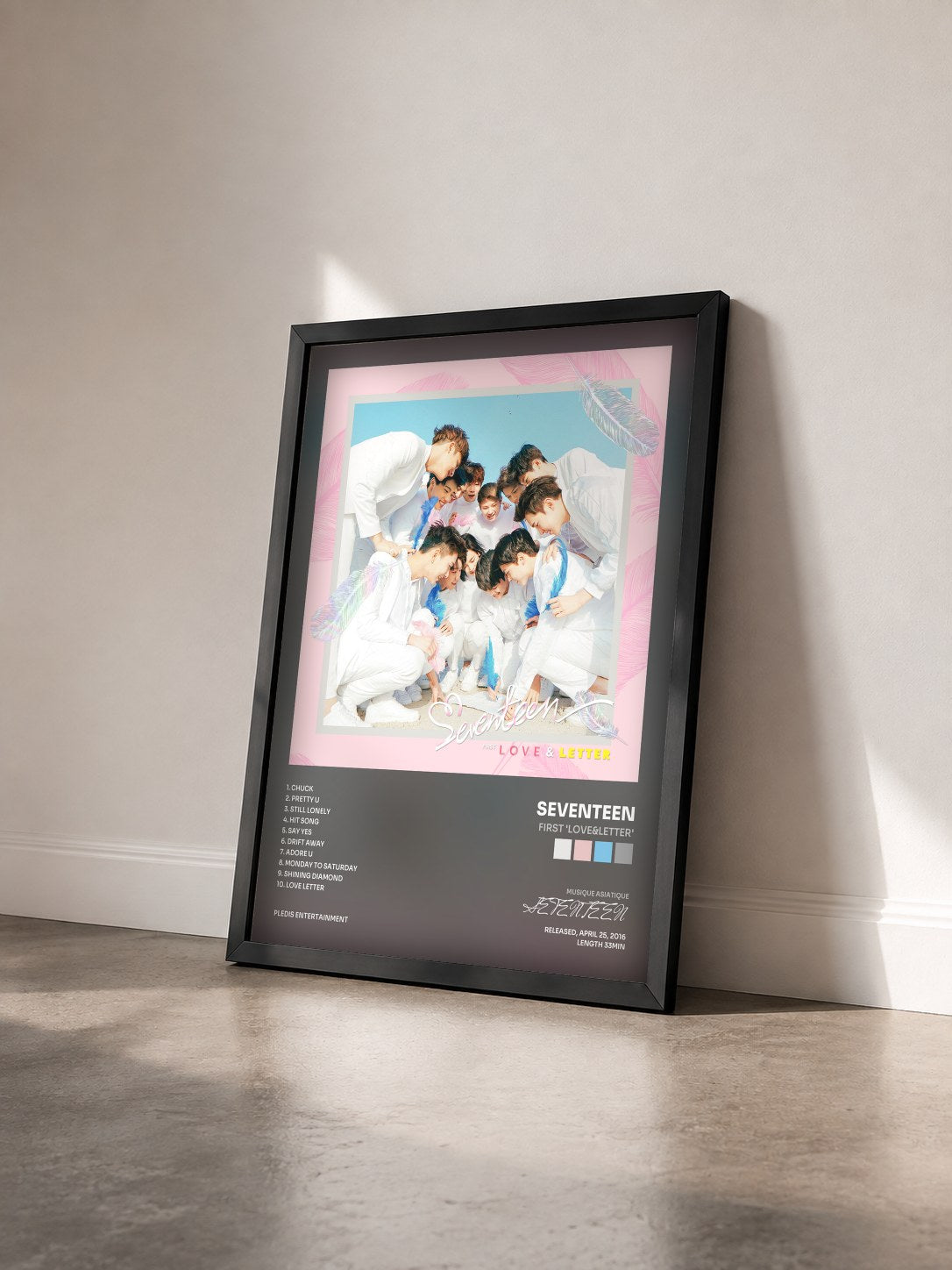 #noir Tableau de l'album FIRST 'LOVE&LETTER' de SEVENTEEN vu de trois quarts, cadre noir