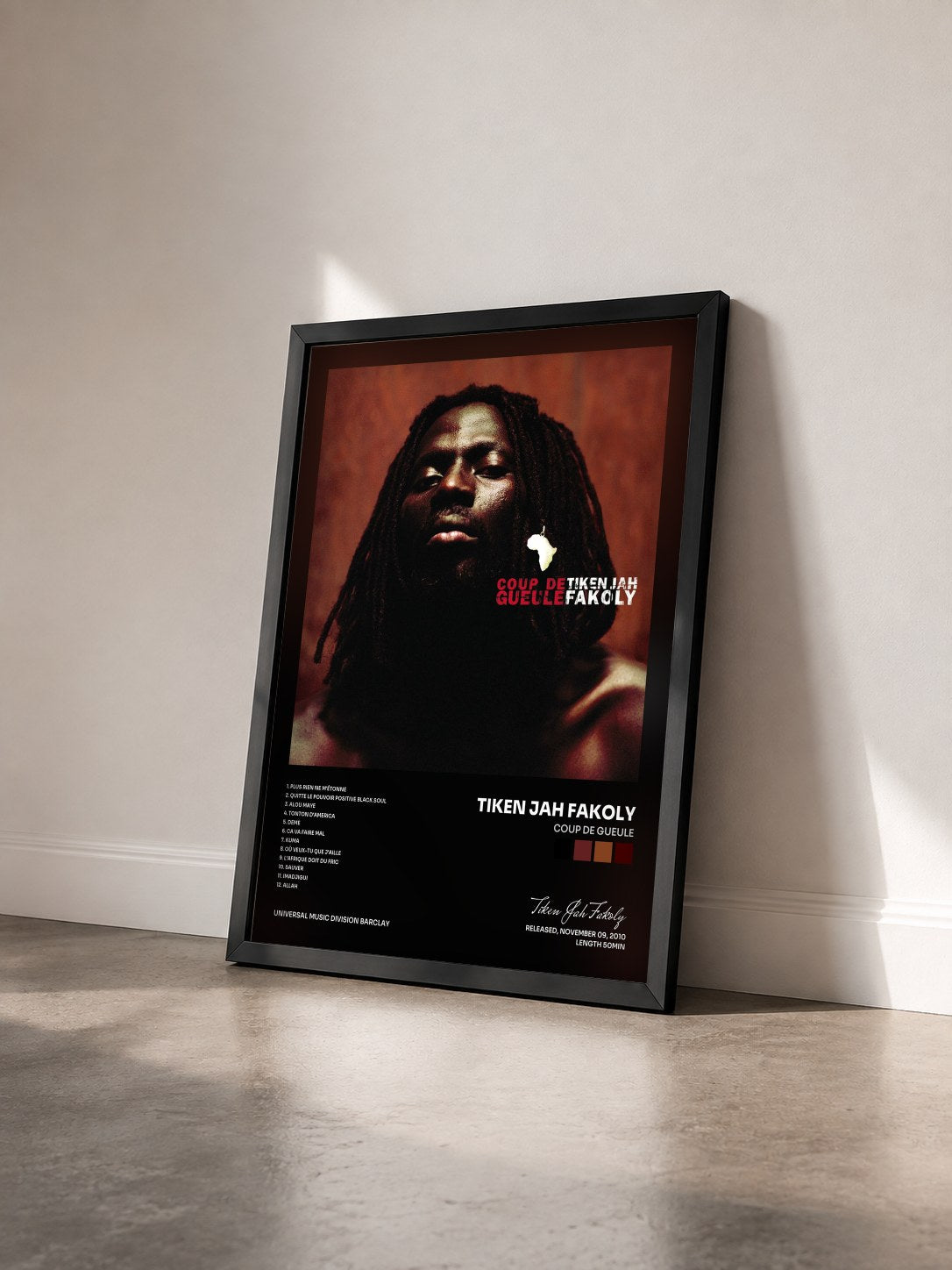 #noir Tableau de l'album Coup De Gueule de Tiken Jah Fakoly vu de trois quarts, cadre noir