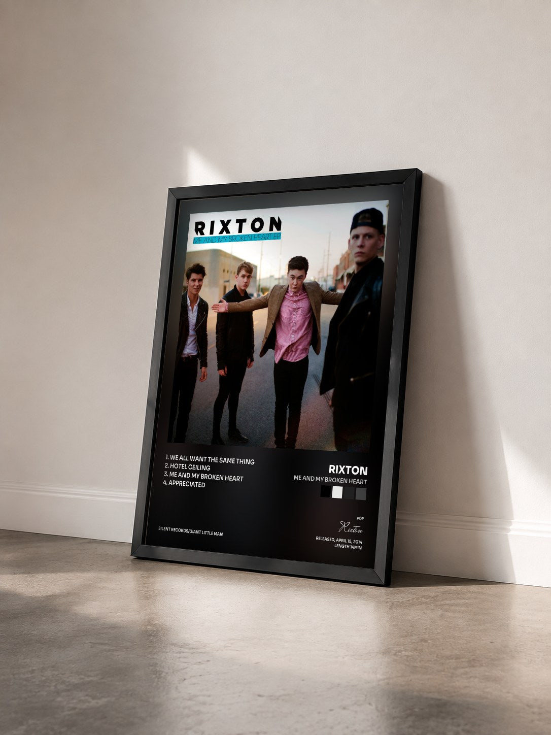 #noir Tableau de l'album Me And My Broken Heart de Rixton vu de trois quarts, cadre noir