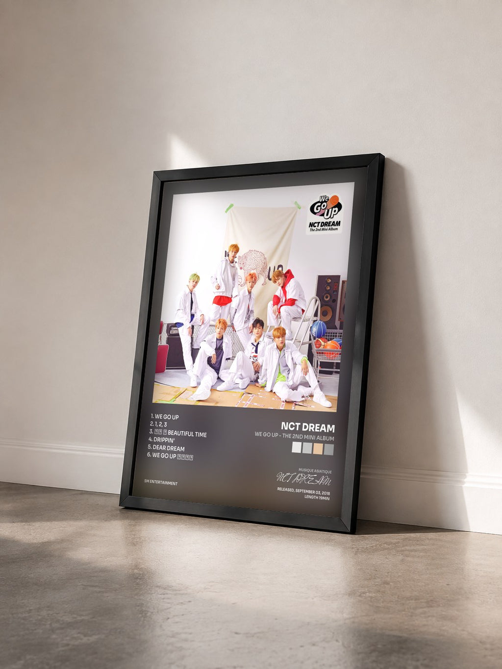#noir Tableau de l'album We Go Up - The 2nd Mini Album de NCT DREAM vu de trois quarts, cadre noir