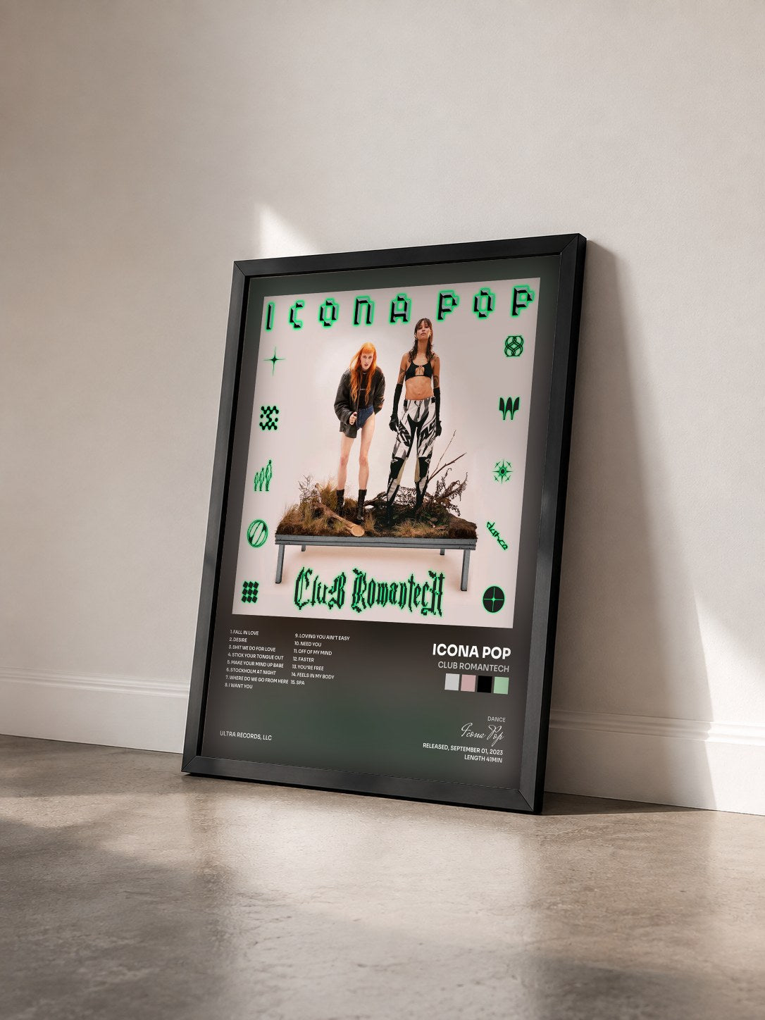 #noir Tableau de l'album Club Romantech de Icona Pop vu de trois quarts, cadre noir