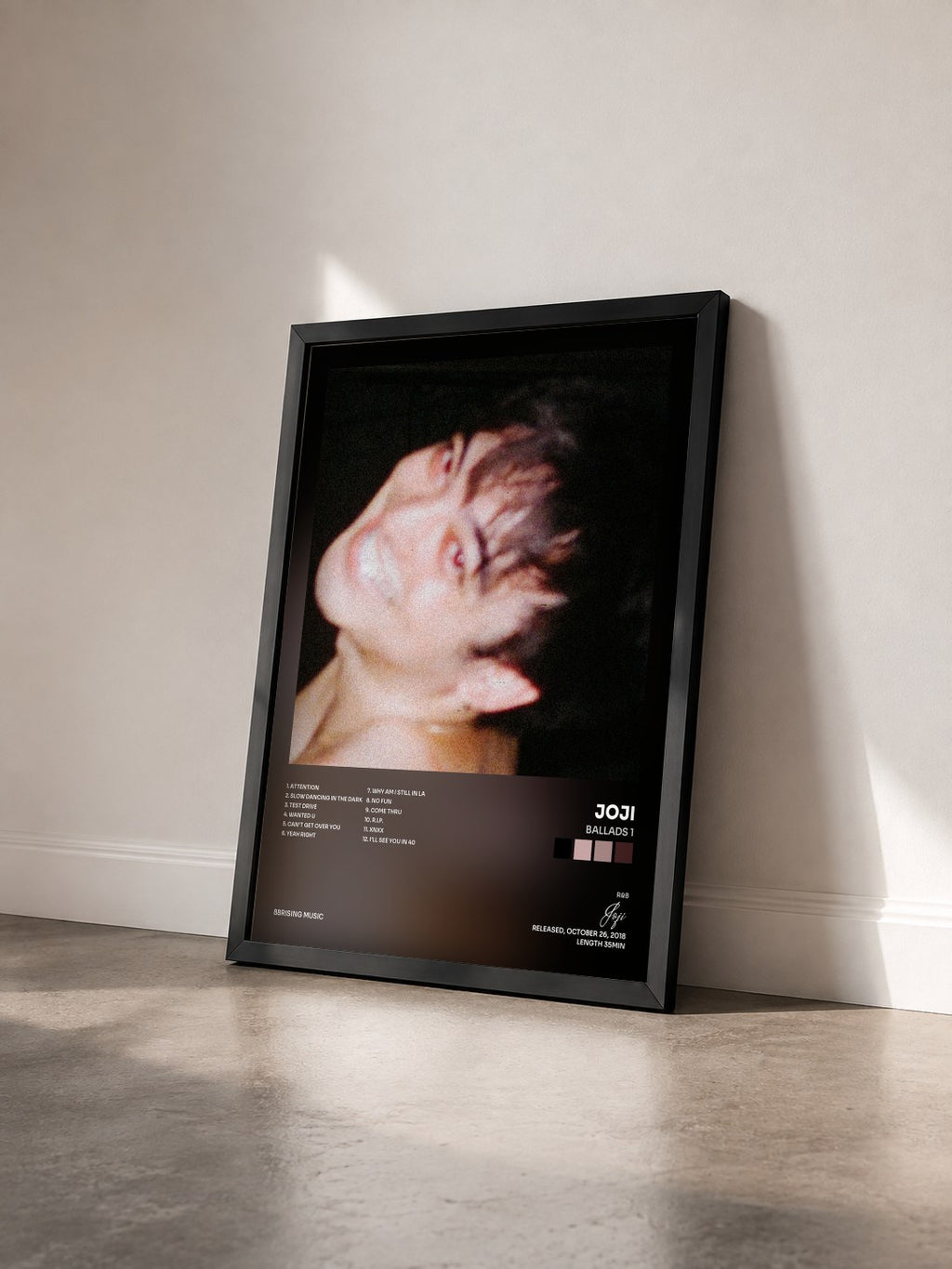 #noir Tableau de l'album BALLADS 1 de Joji vu de trois quarts, cadre noir