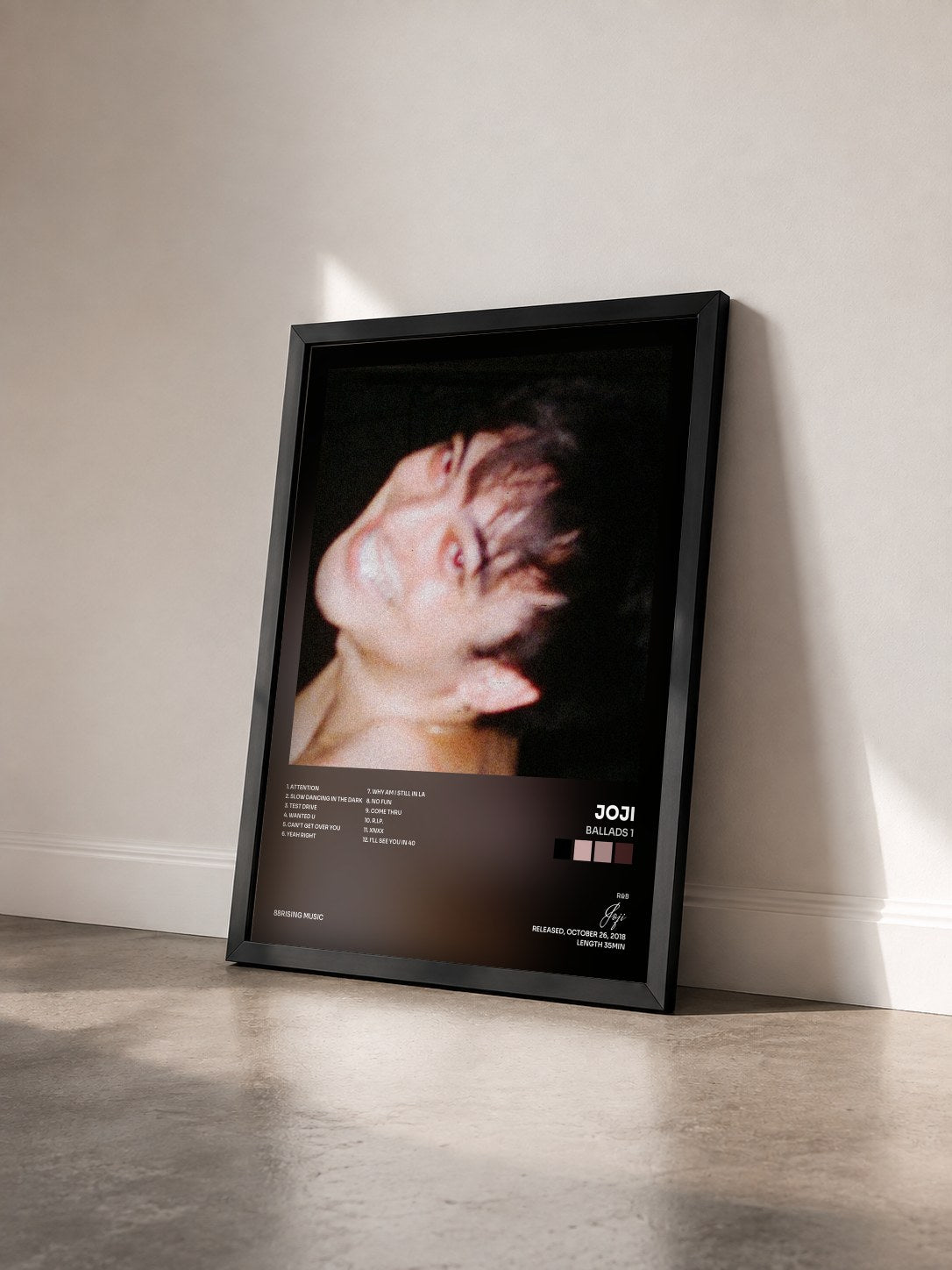 #noir Tableau de l'album BALLADS 1 de Joji vu de trois quarts, cadre noir